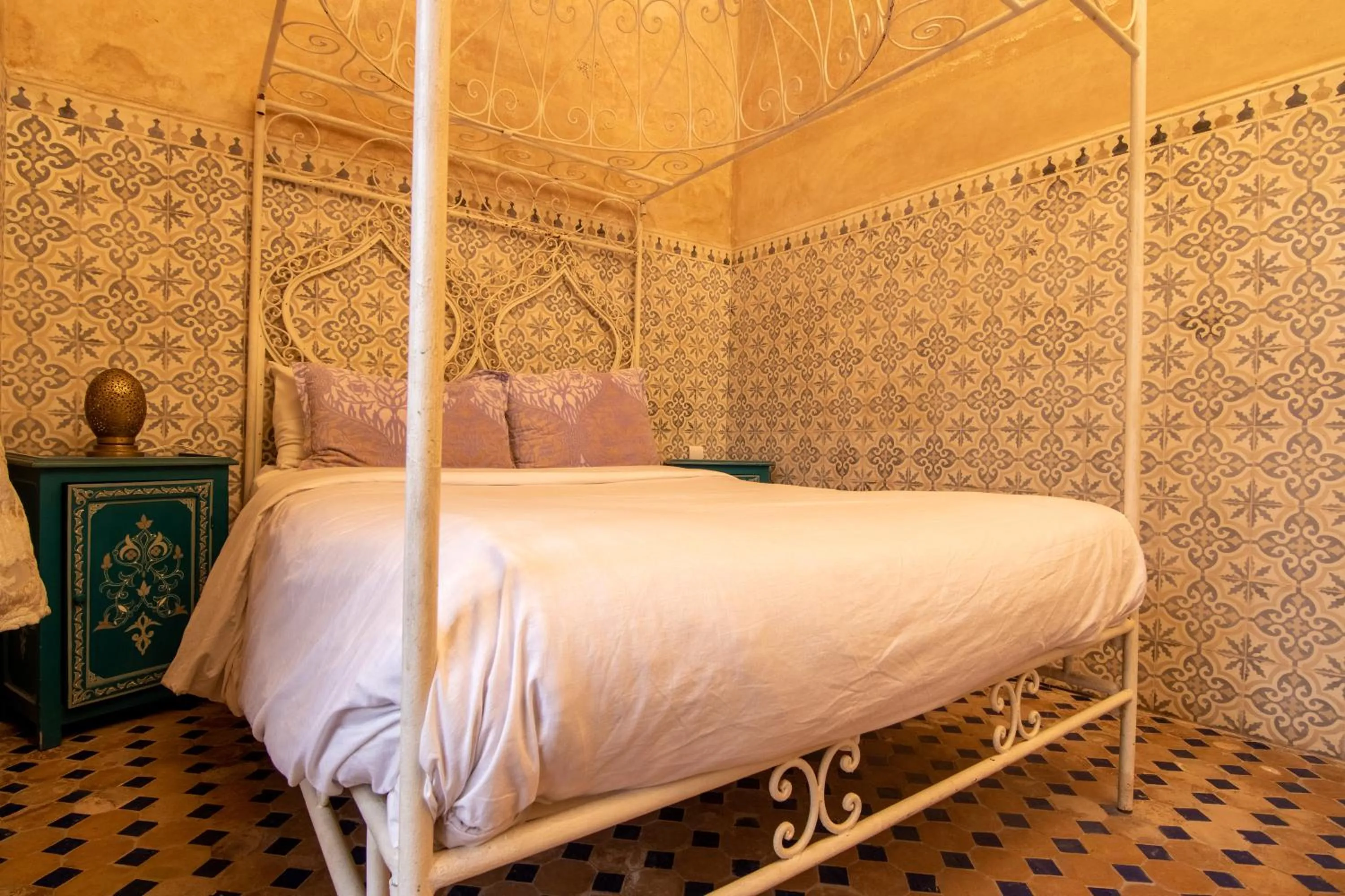 Bed in Riad Zinoun & Spa 11 Rooms