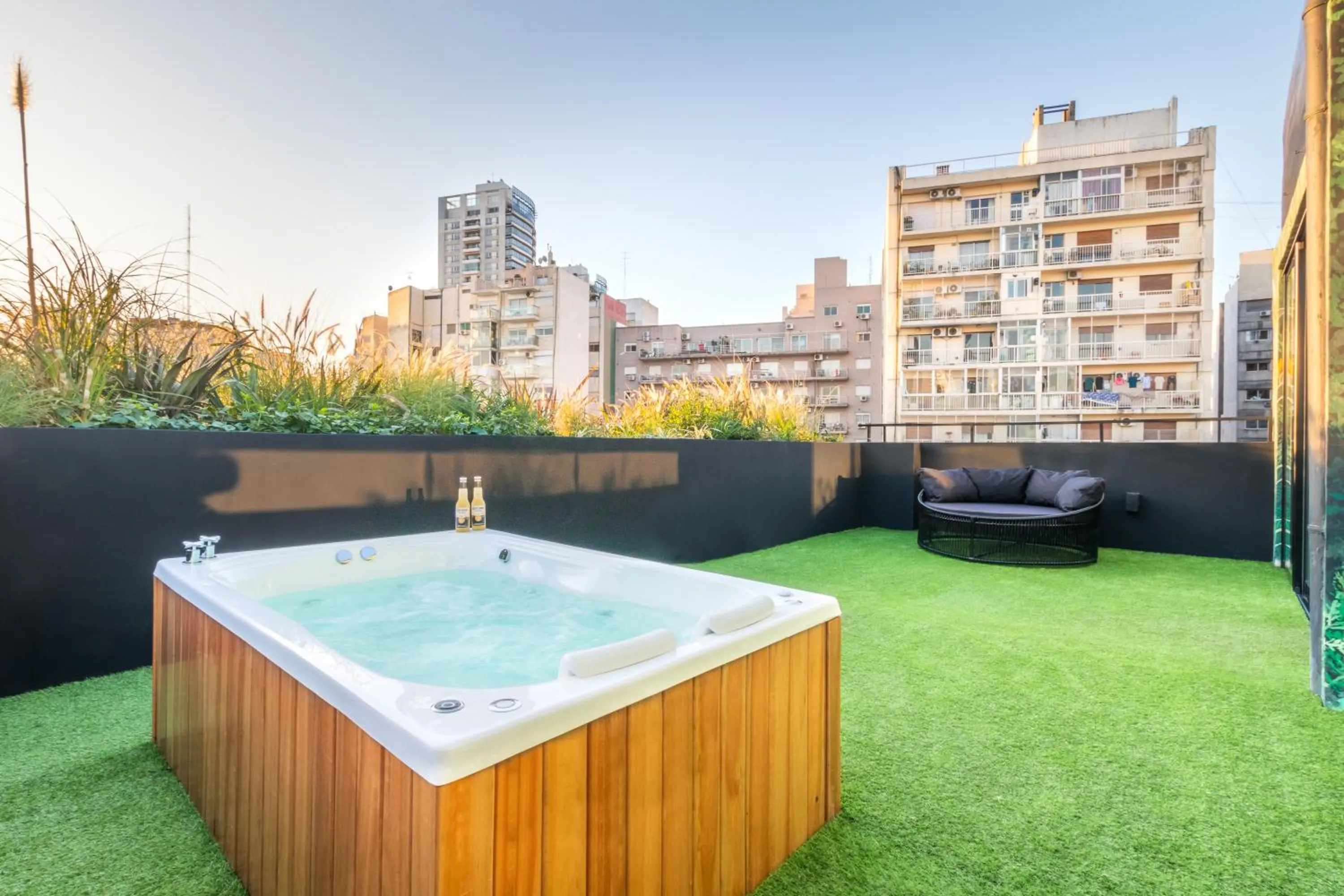 Hot Tub in Deluxe Apartments in Palermo - by BueRentals