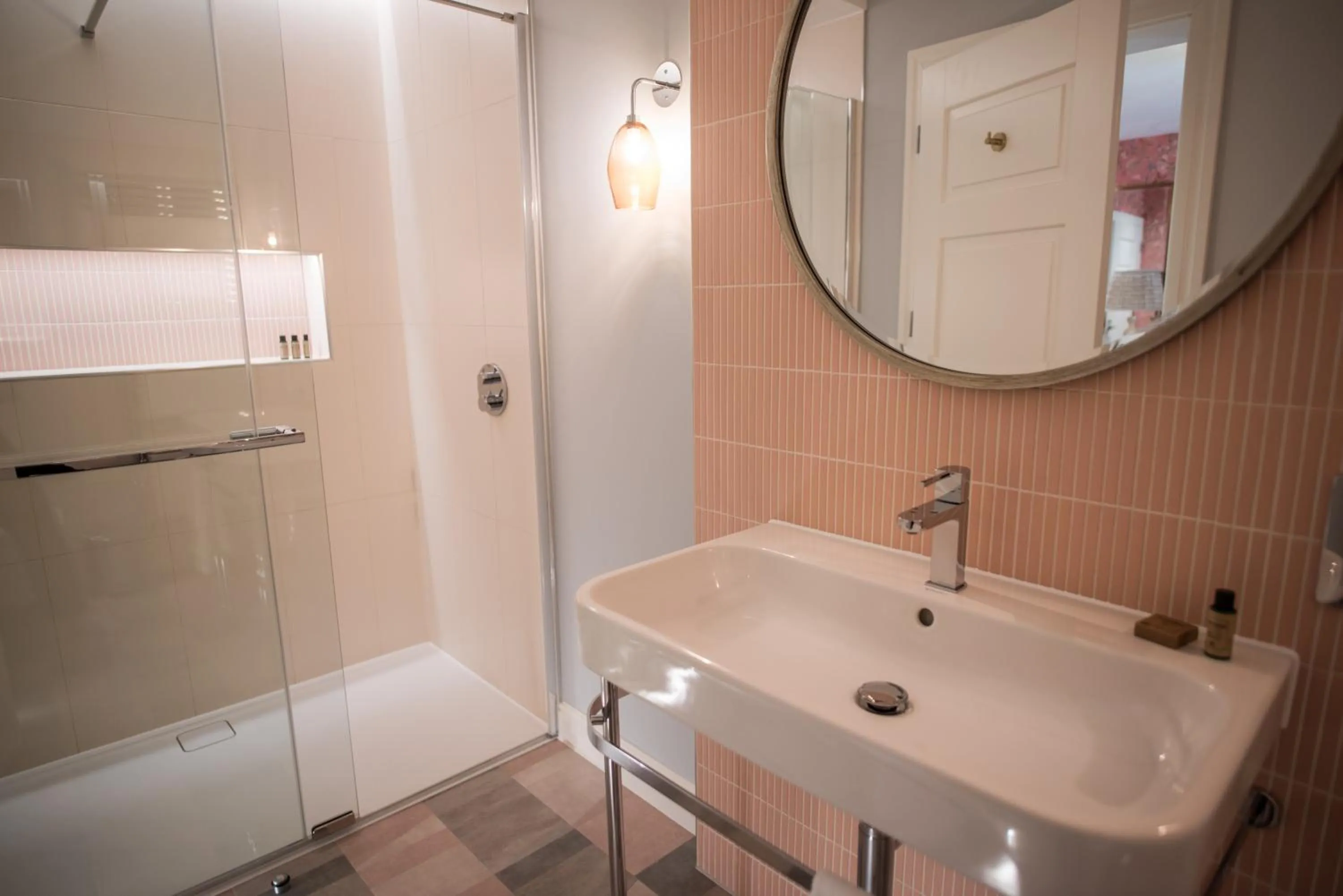 Deluxe King Room in Dewars Restaurant and Rooms