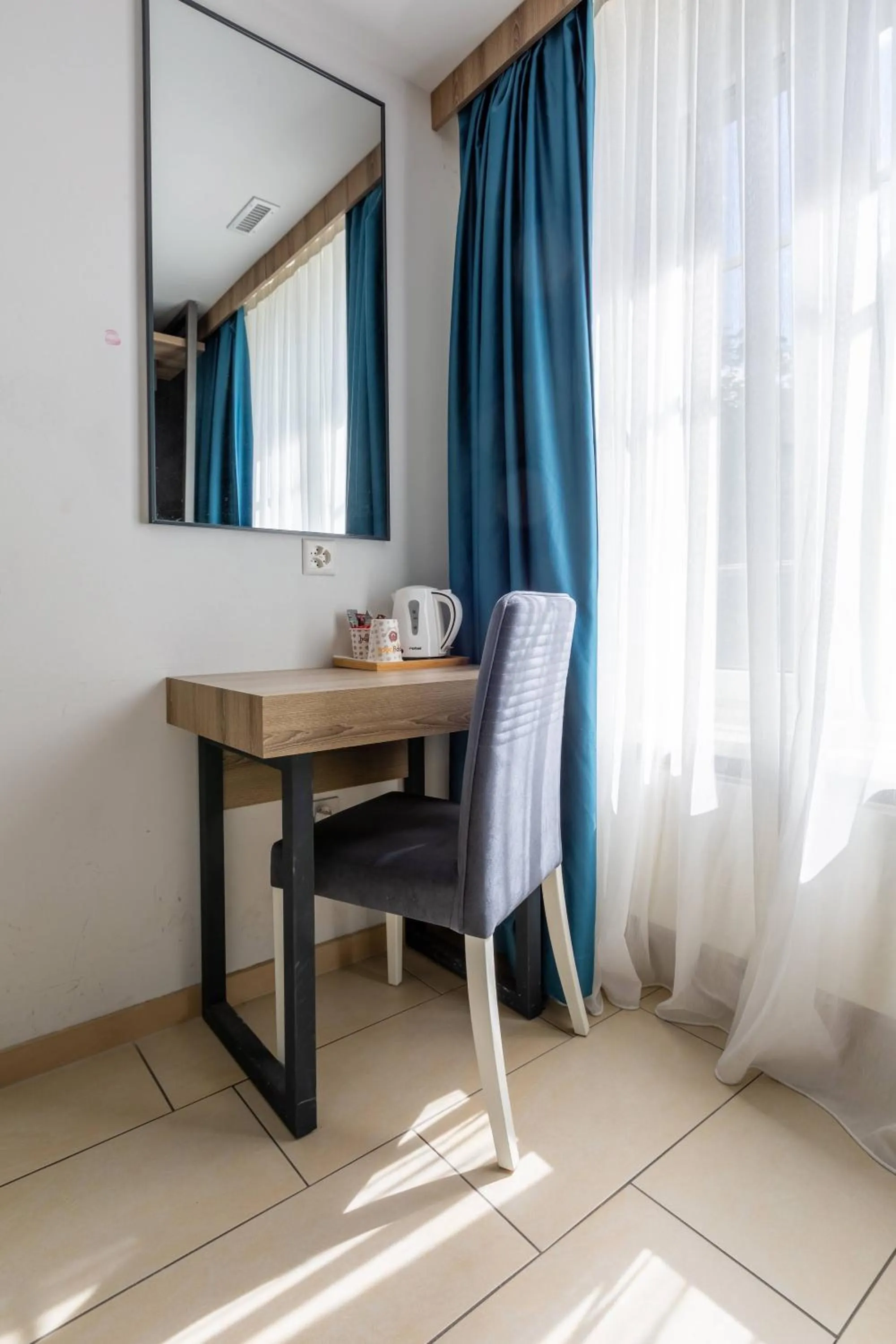 hair dresser in Nani City Hotel Self Check-In