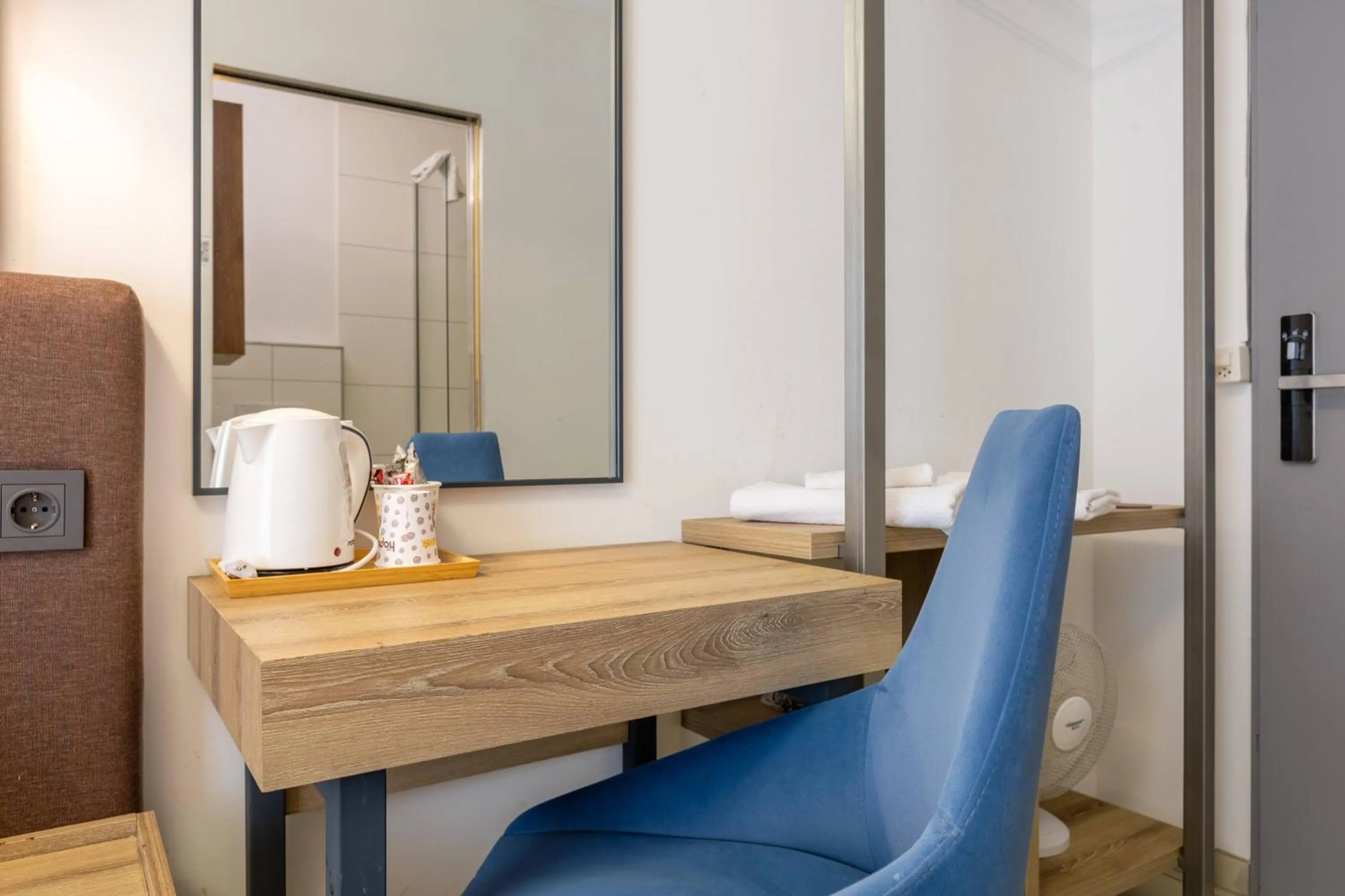 hair dresser in Nani City Hotel Self Check-In