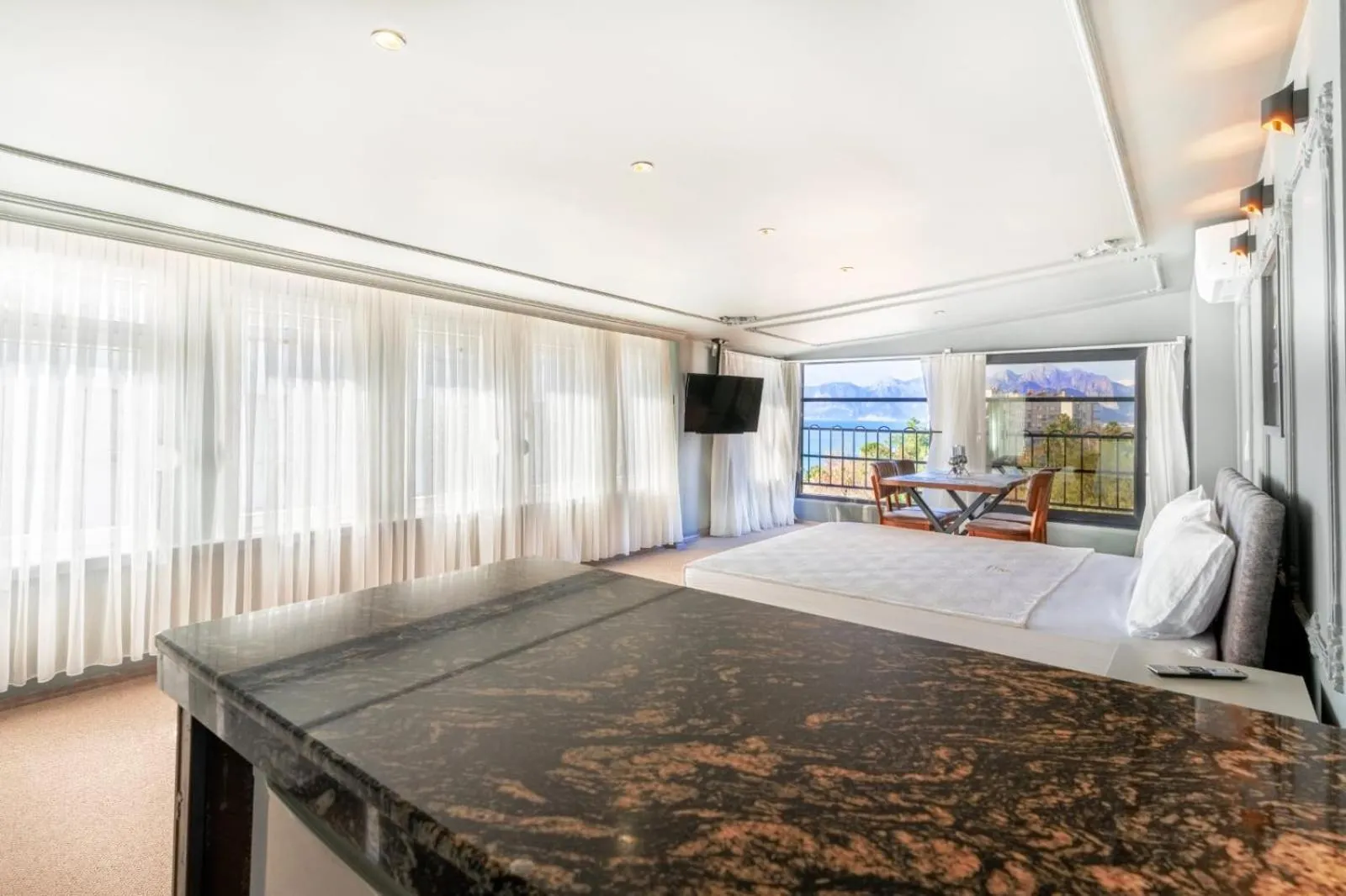 Communal lounge/ TV room in OLSEN HOTELS