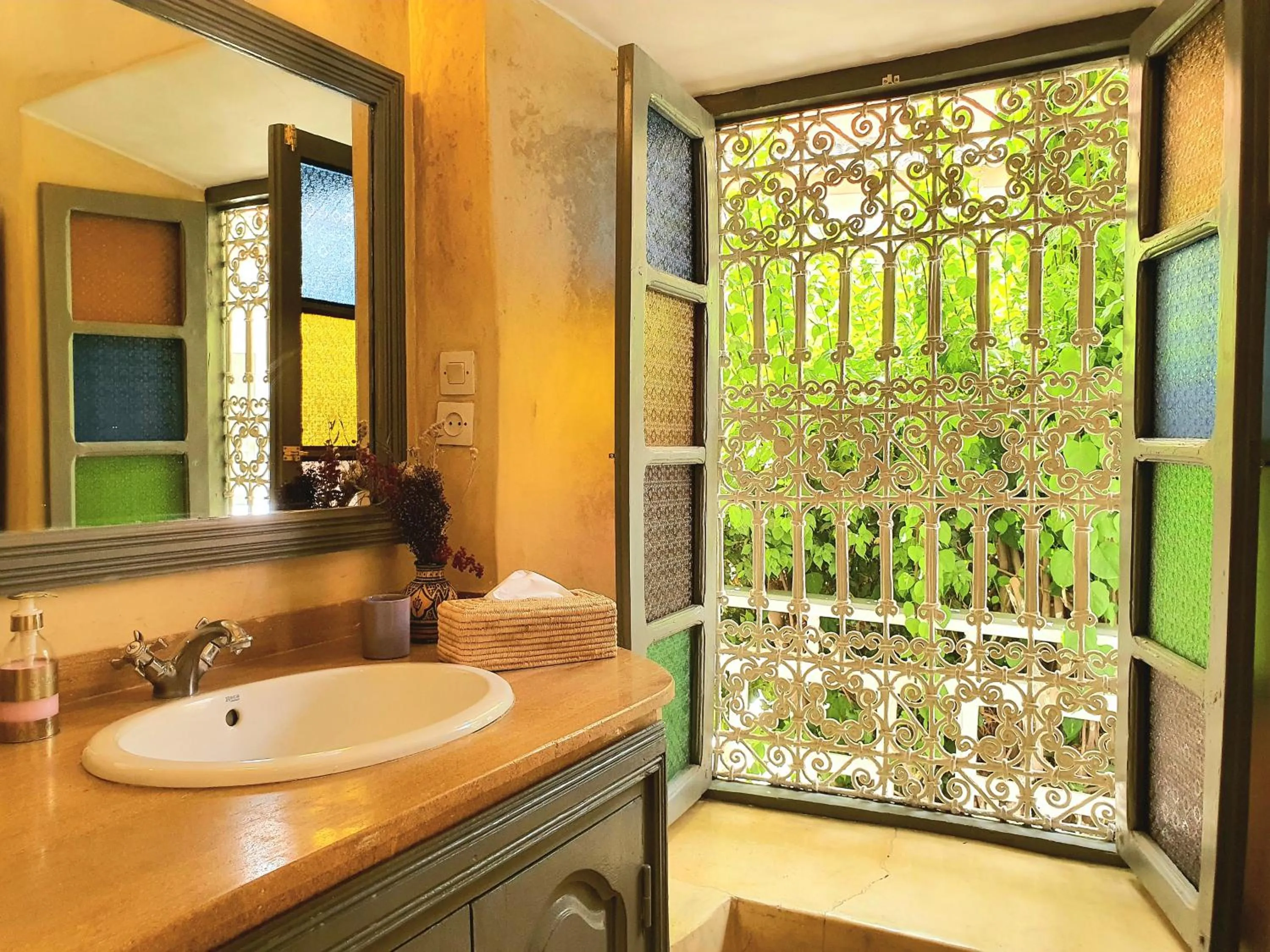 Bathroom in Riad Dar Zouar & Spa