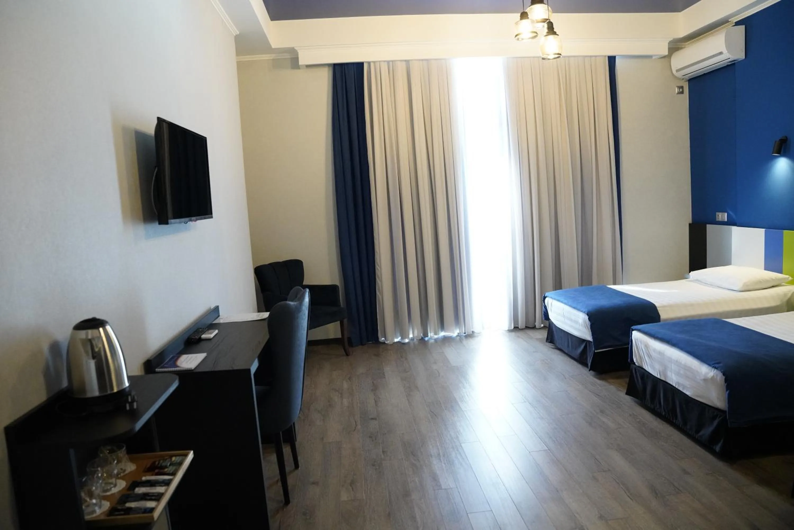 Communal lounge/ TV room, Bed in Hotel Panoramic