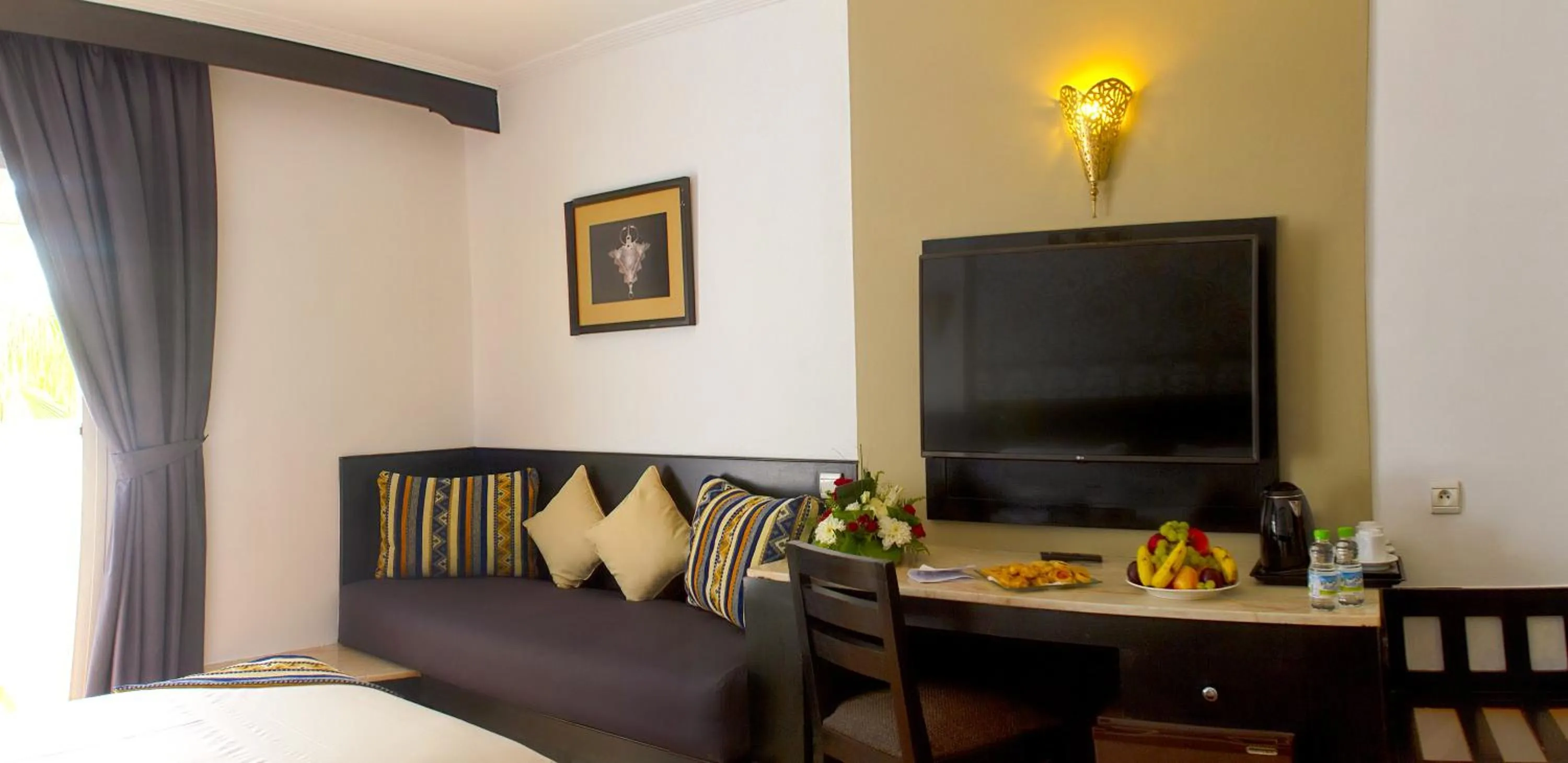 Communal lounge/ TV room, Bed in Odyssee Park Hotel