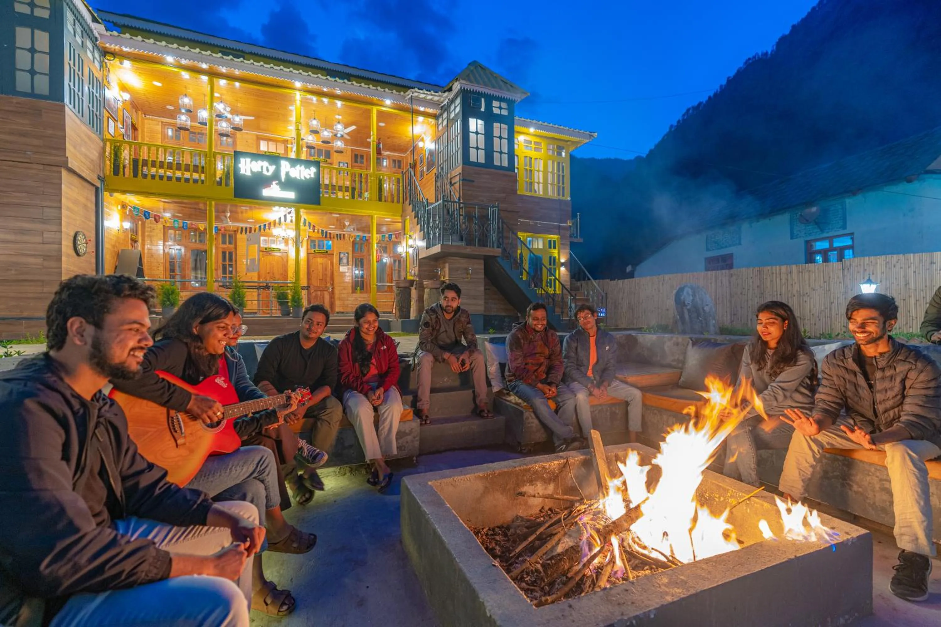 Night in Whoopers Boutique Kasol