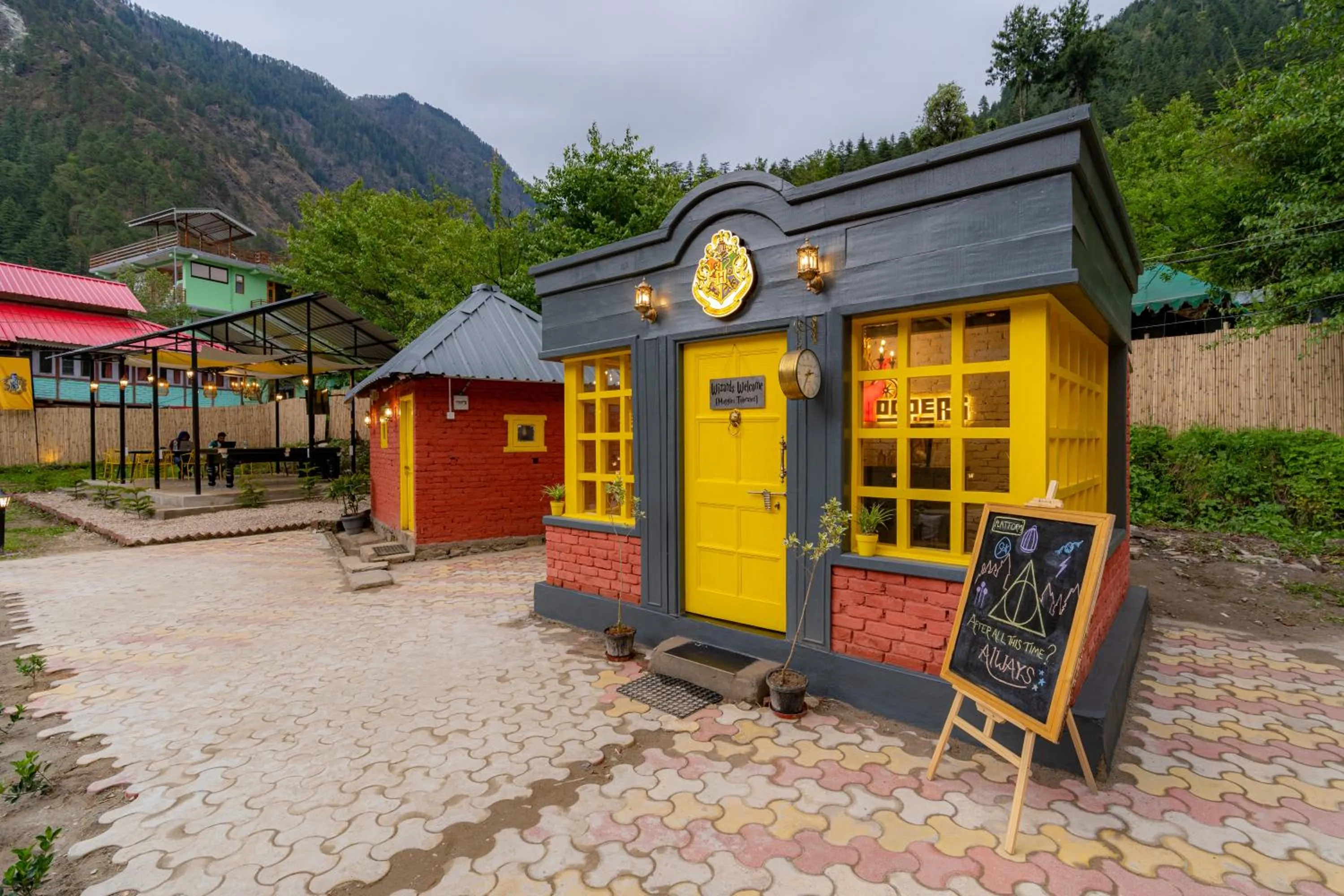 Property building in Whoopers Boutique Kasol