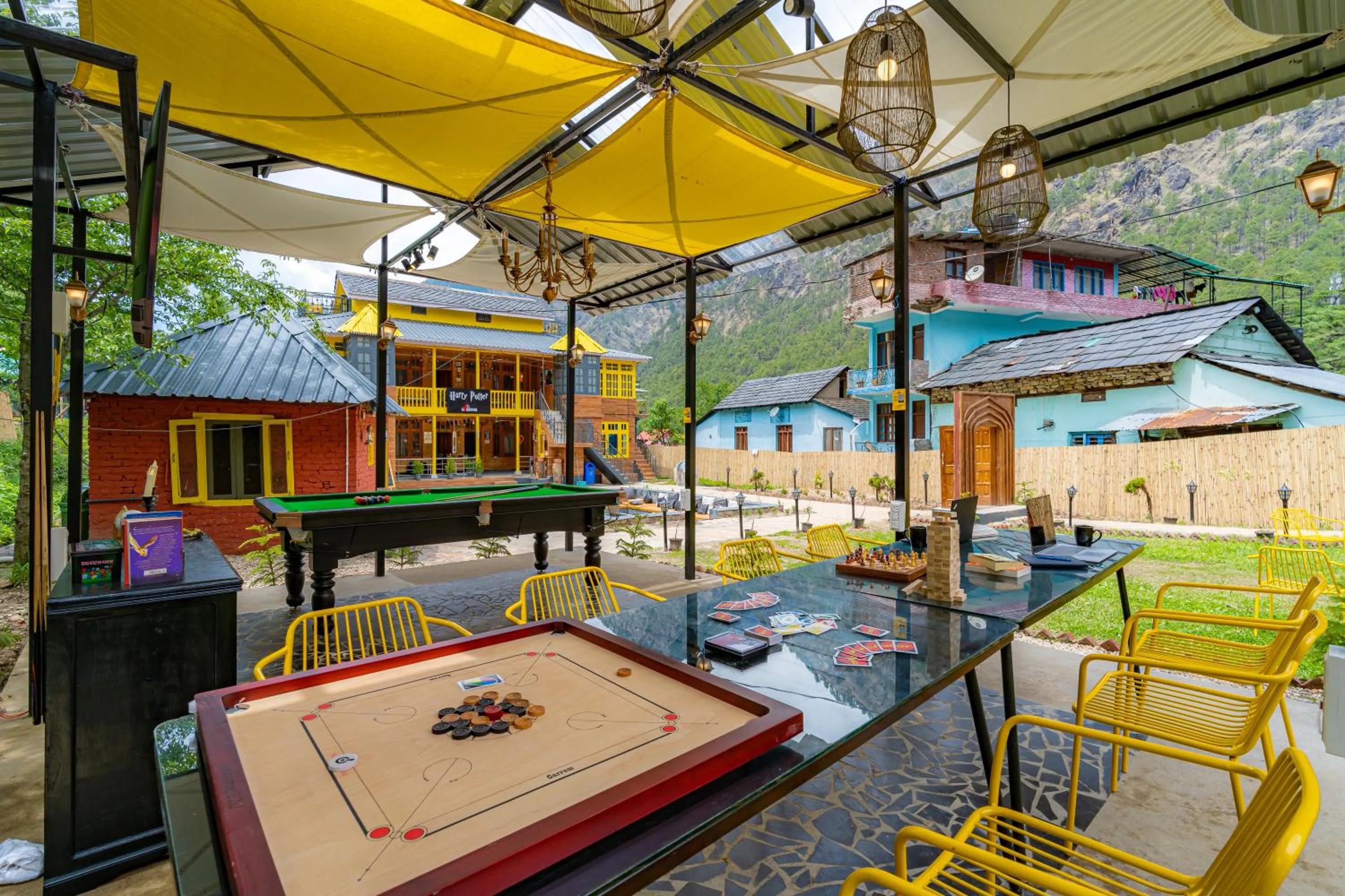 Communal lounge/ TV room in Whoopers Boutique Kasol