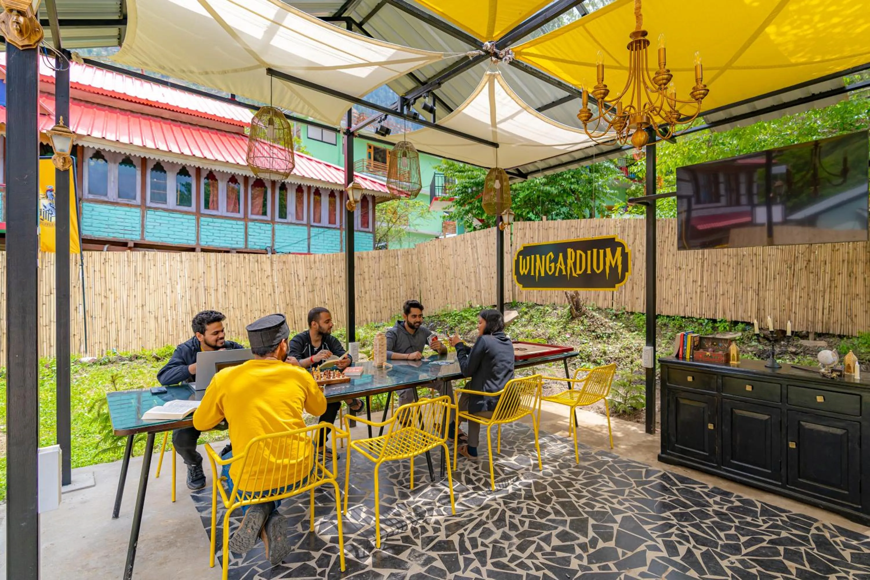 Restaurant/places to eat in Whoopers Boutique Kasol