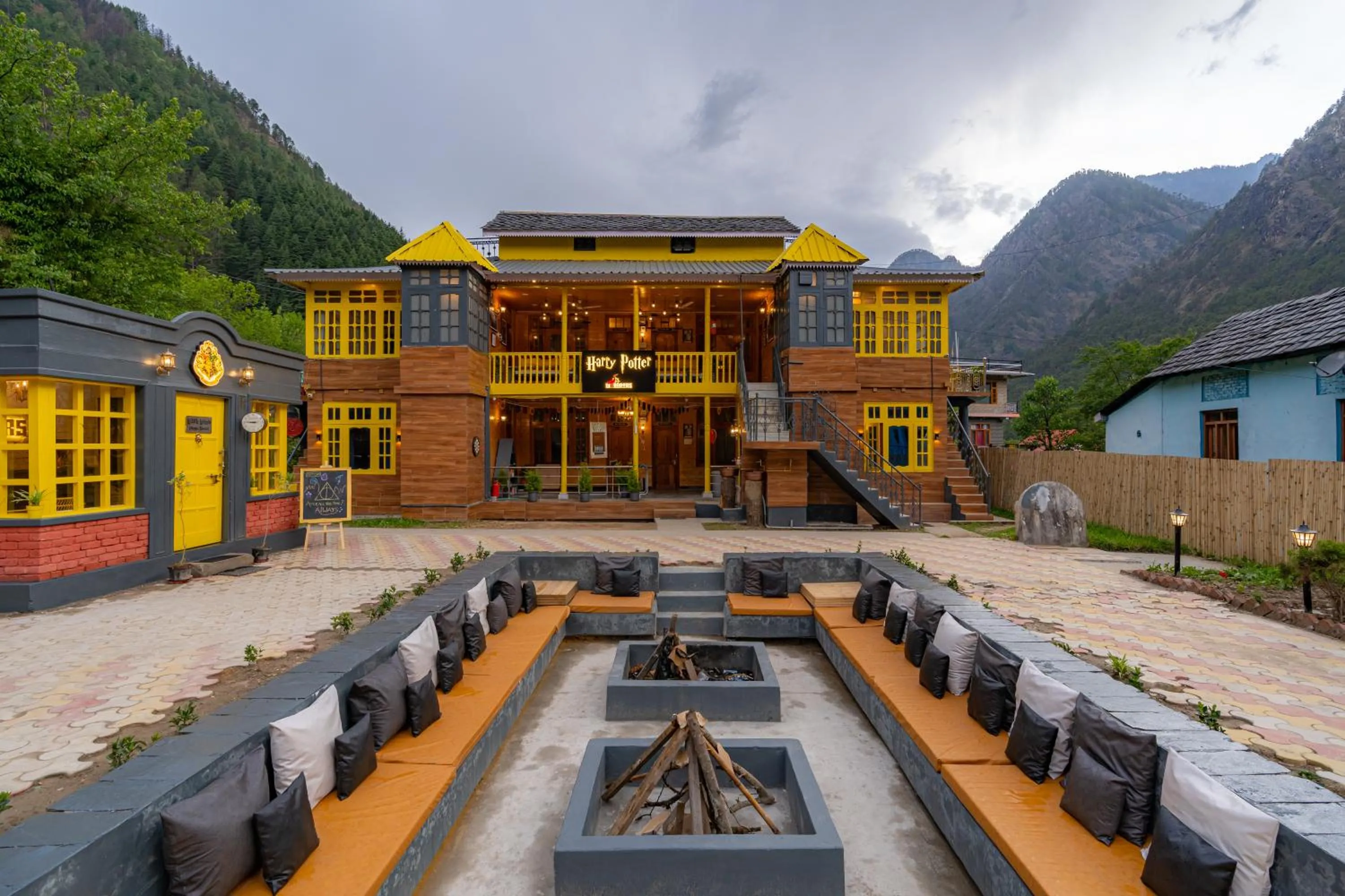 Property building in Whoopers Boutique Kasol
