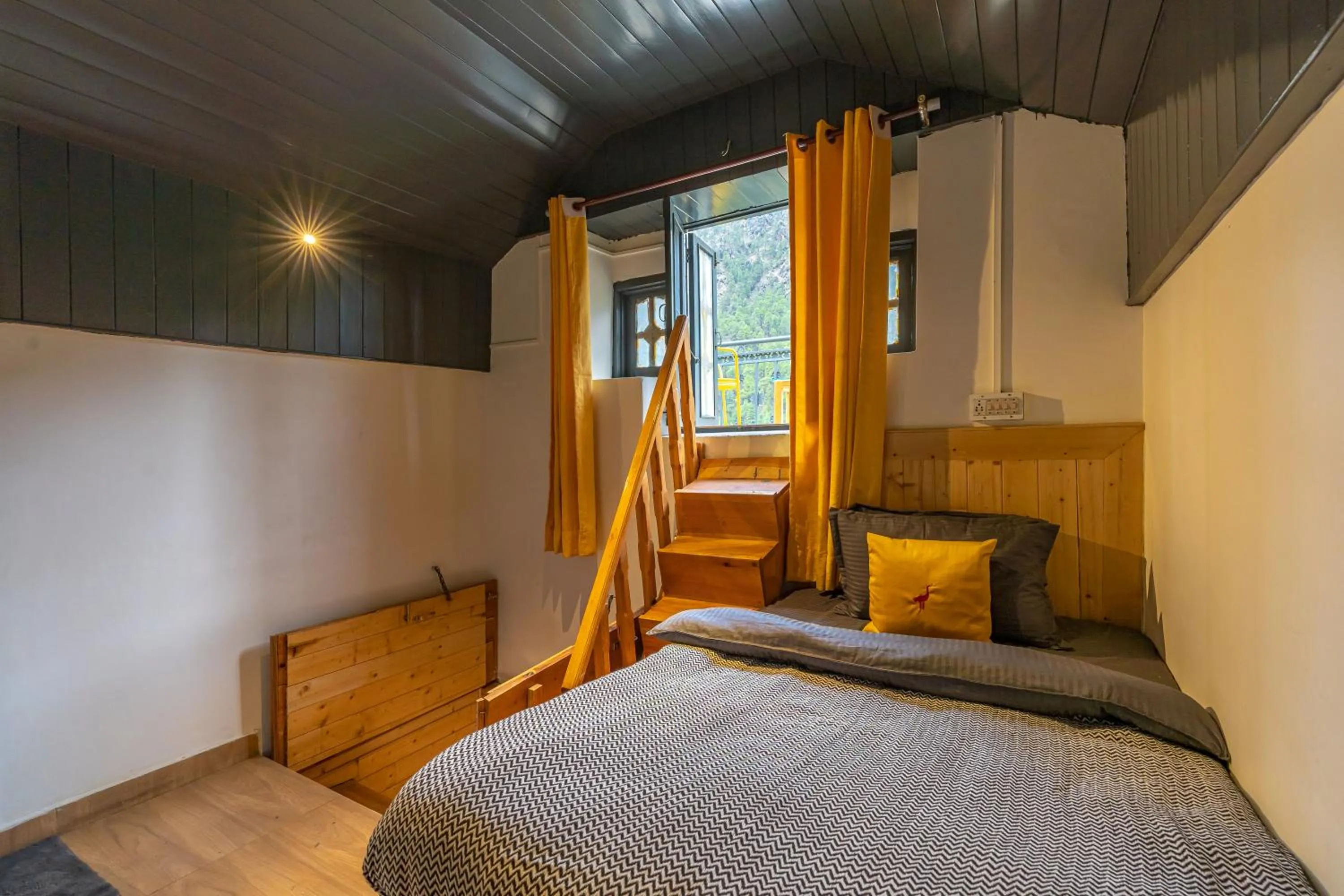 Bed in Whoopers Boutique Kasol