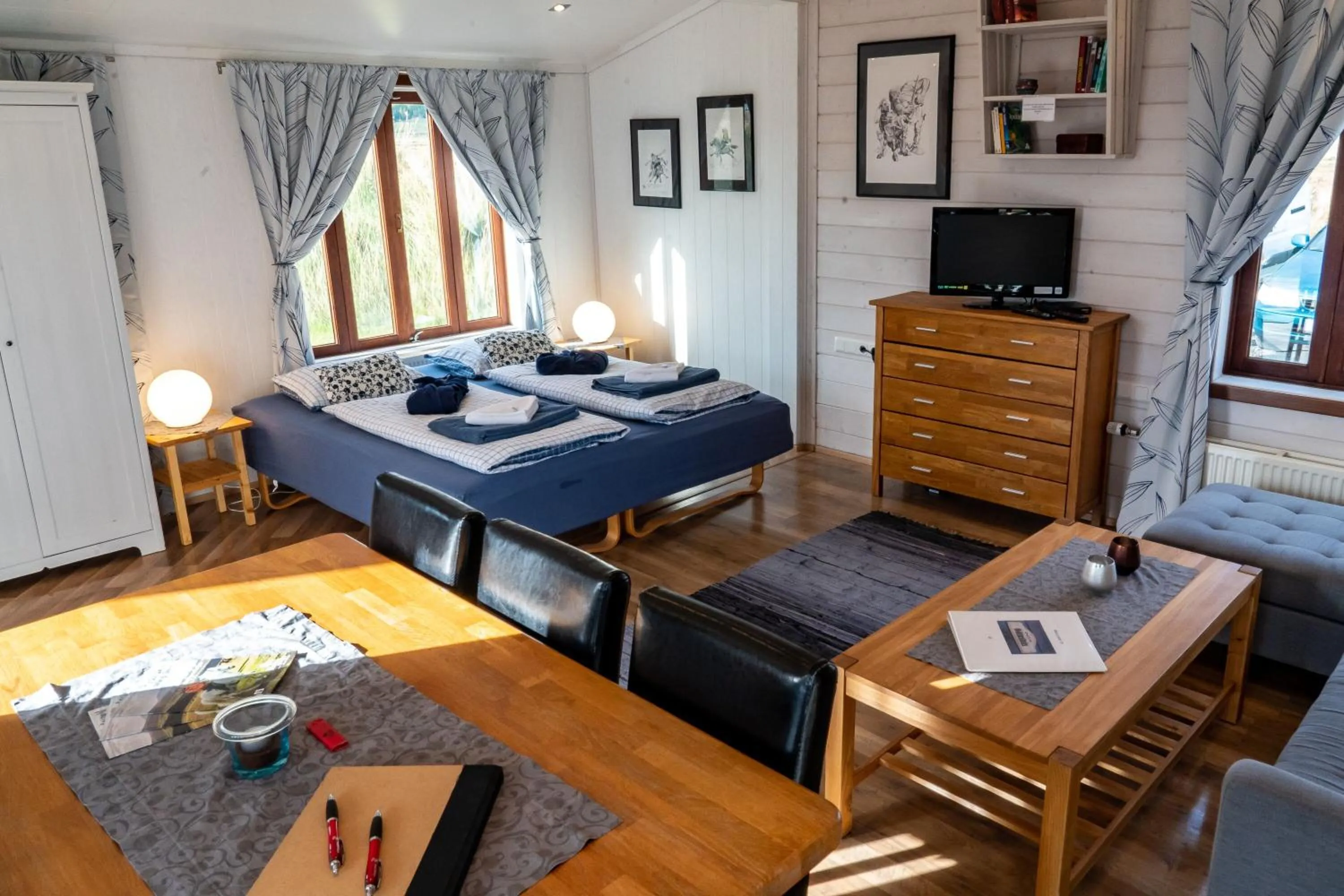 Photo of the whole room, Bed in Hestasport Cottages