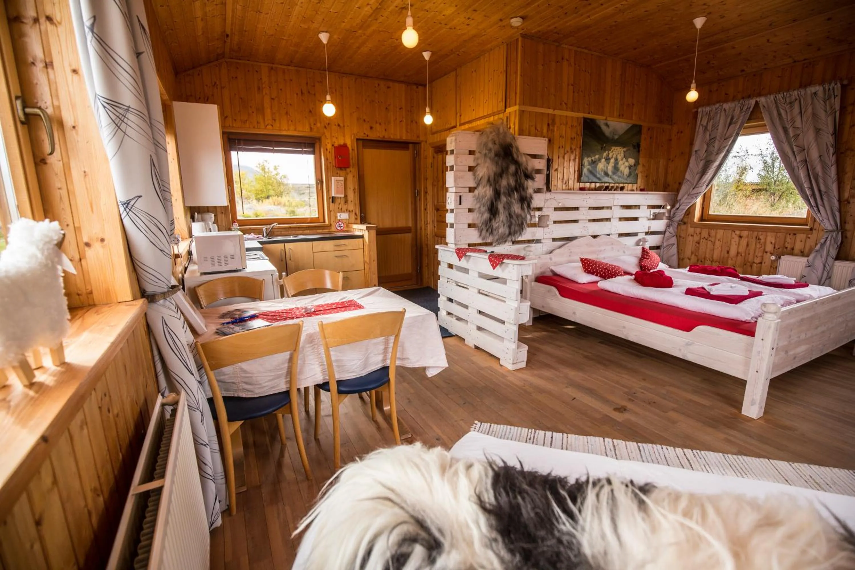 Dining area, Bed in Hestasport Cottages