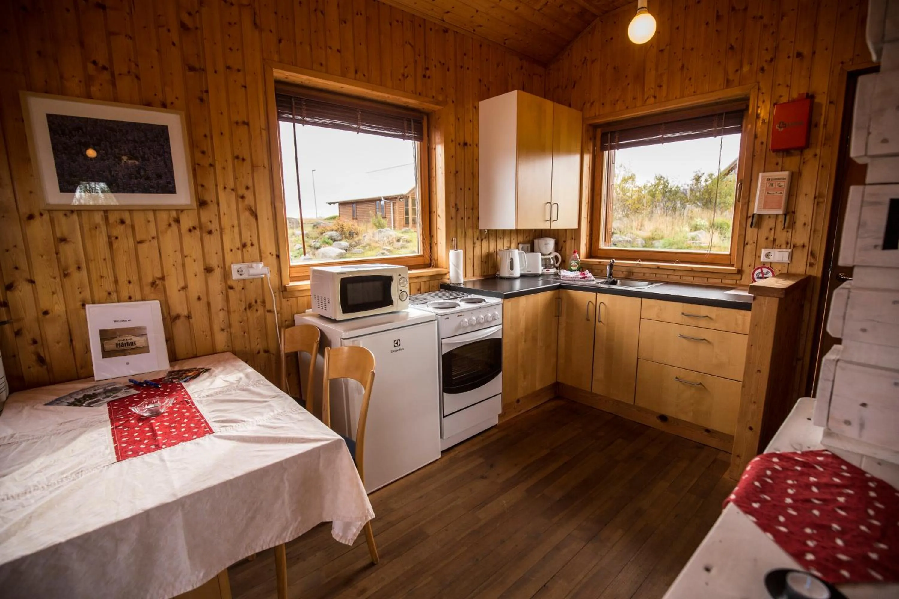 Kitchen or kitchenette, Bed in Hestasport Cottages