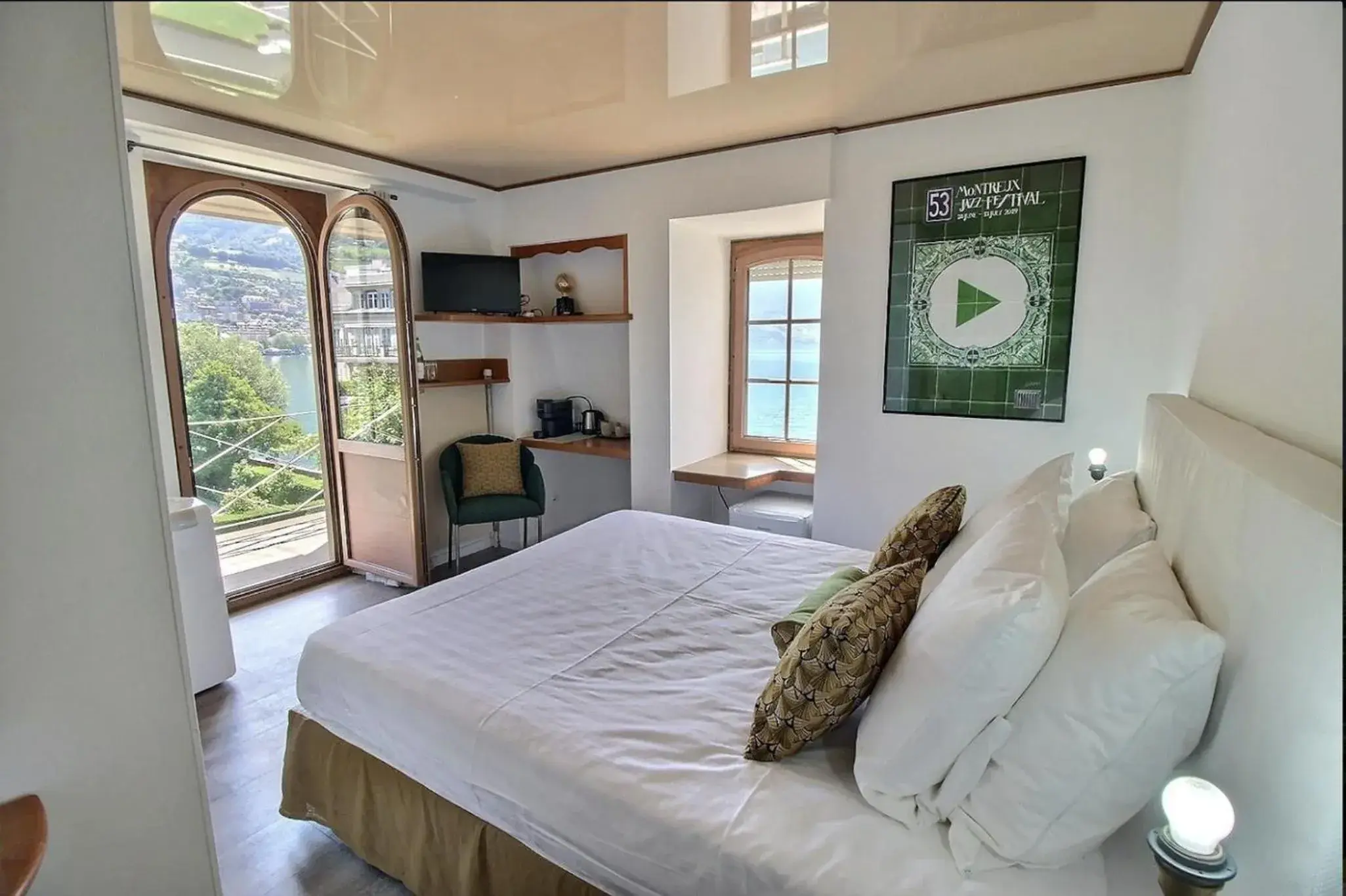 Standard Room with Balcony, garden & lake view in La Villa Standard Room with Balcony, garden & lake view in La Villa