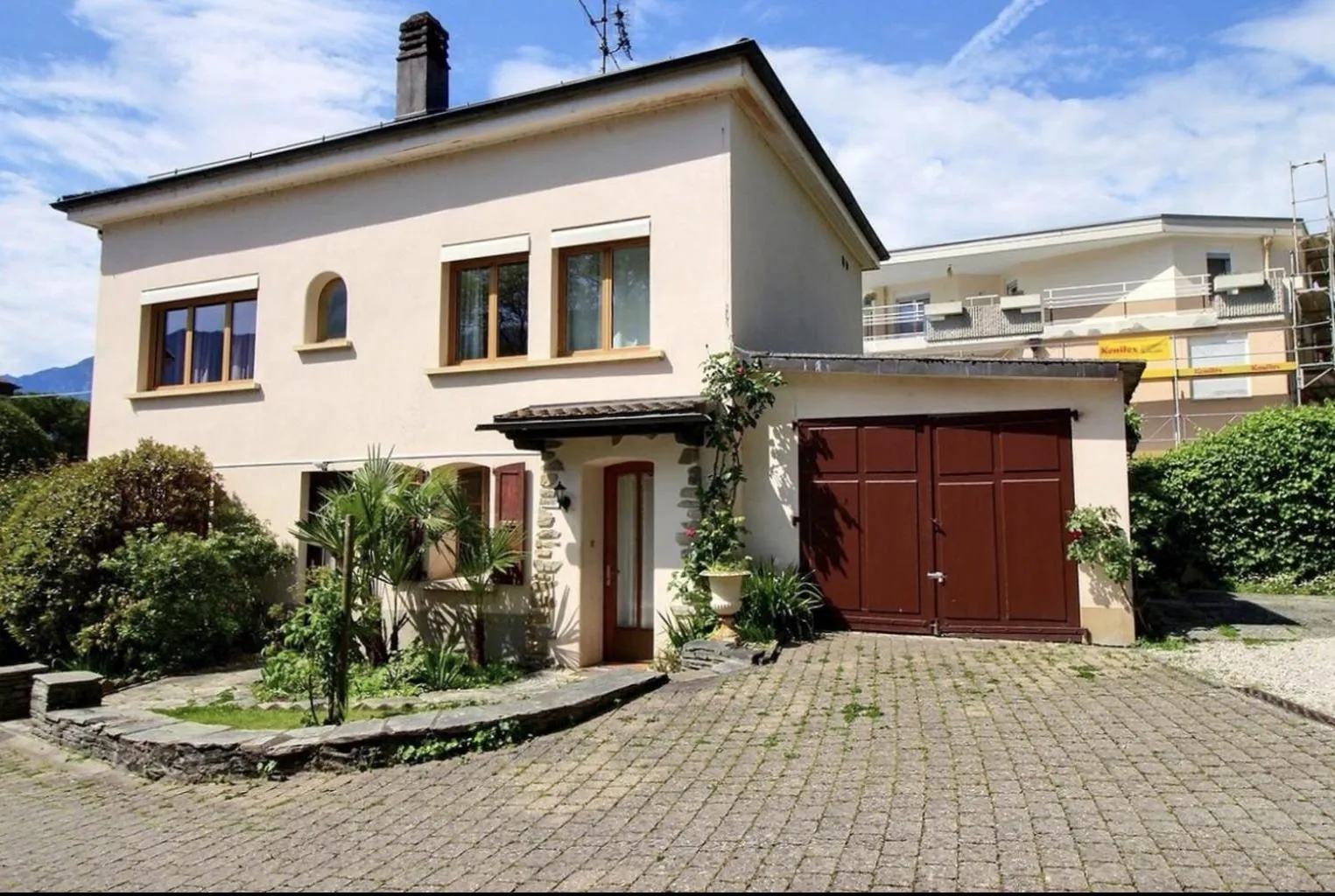 Property building in La Villa