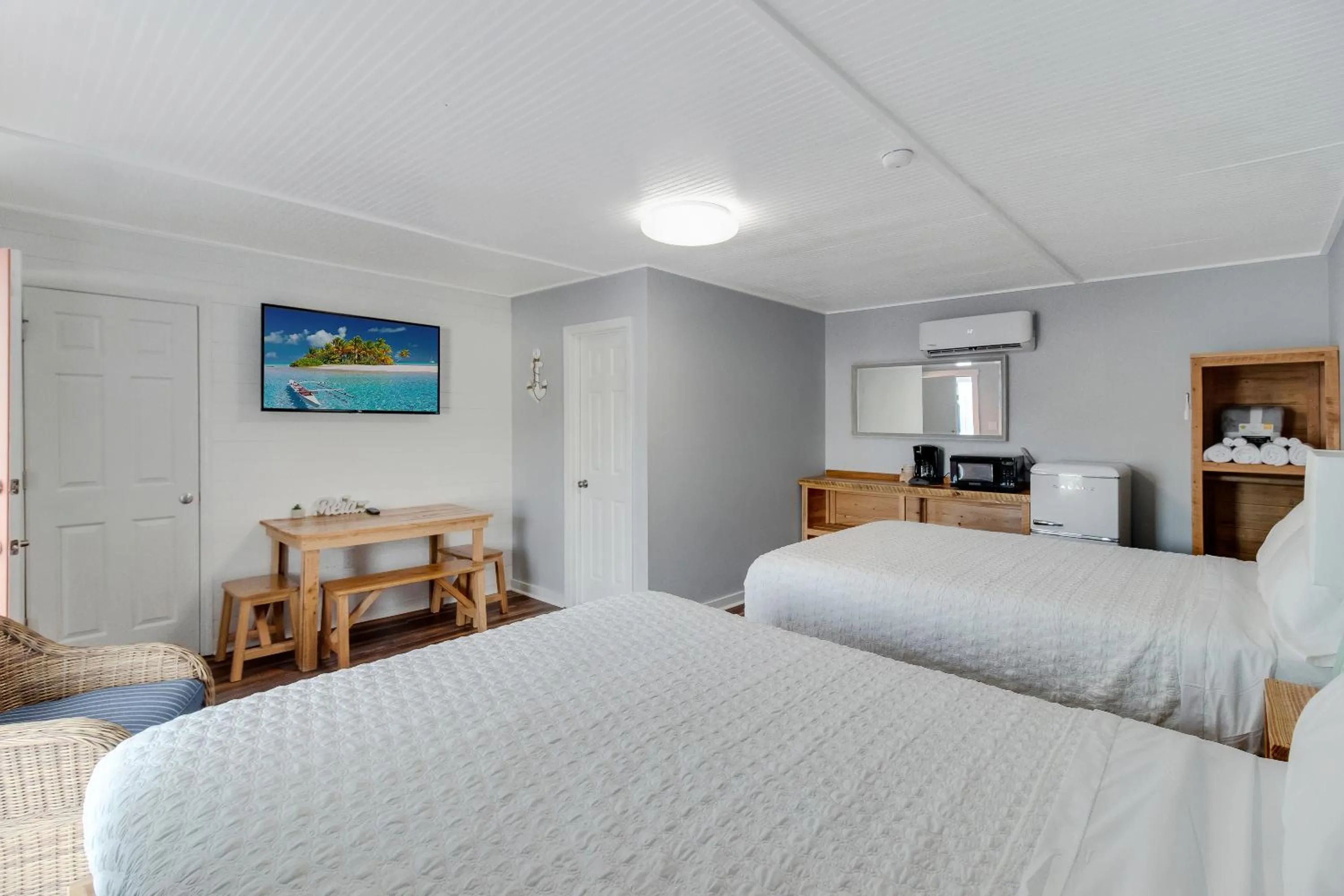 Bed in Anchor Inn Motel