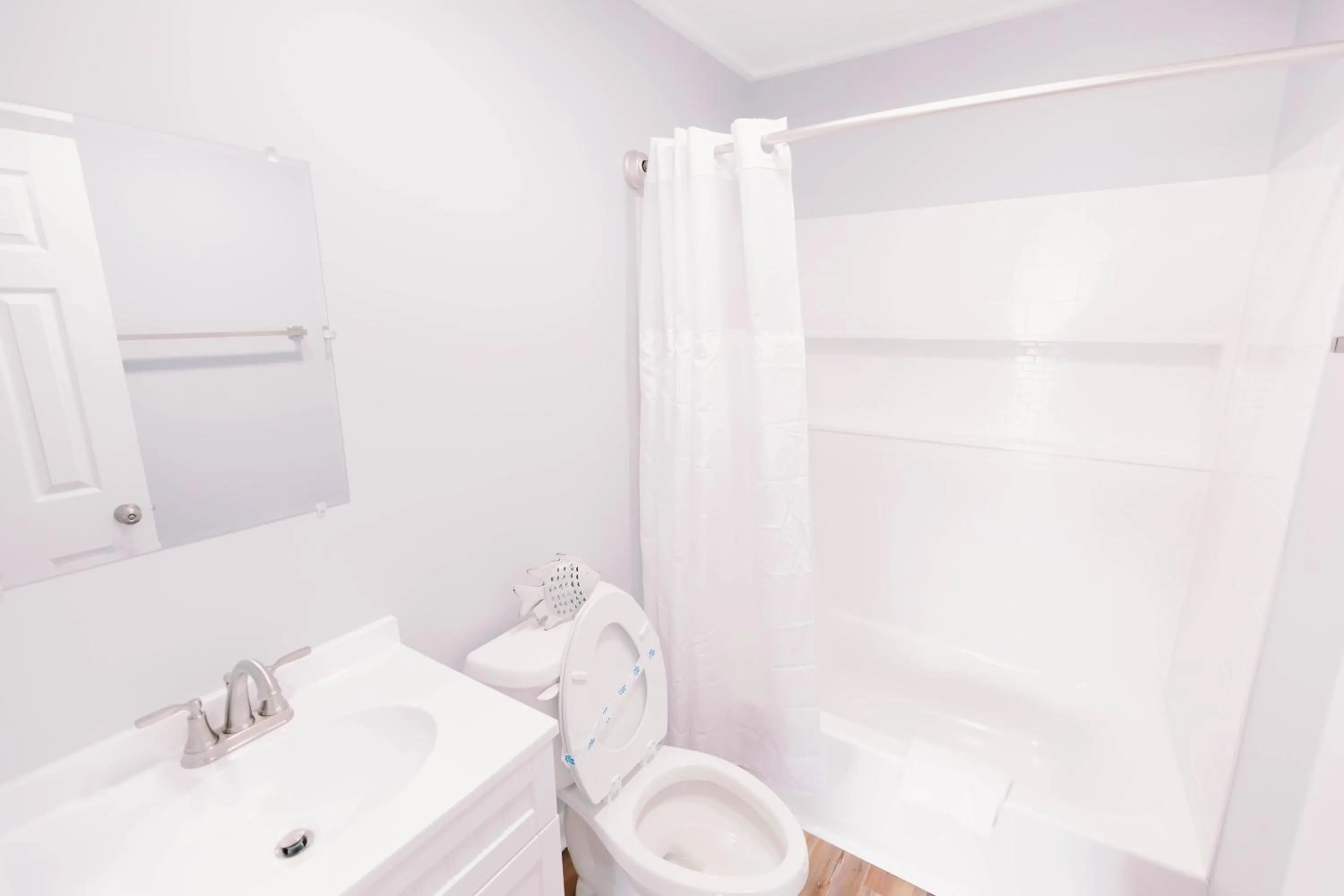 Shower in Anchor Inn Motel