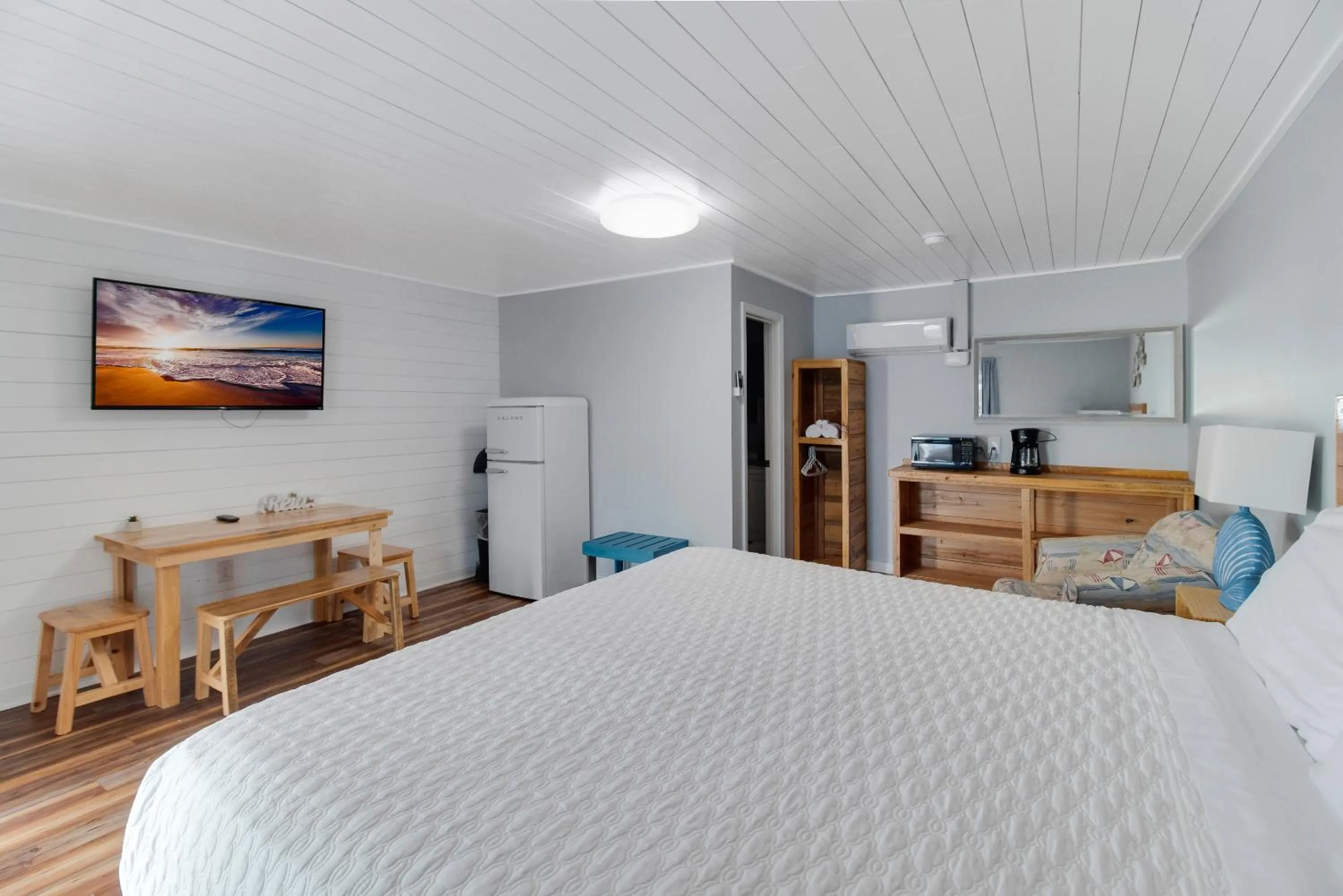 Bed in Anchor Inn Motel