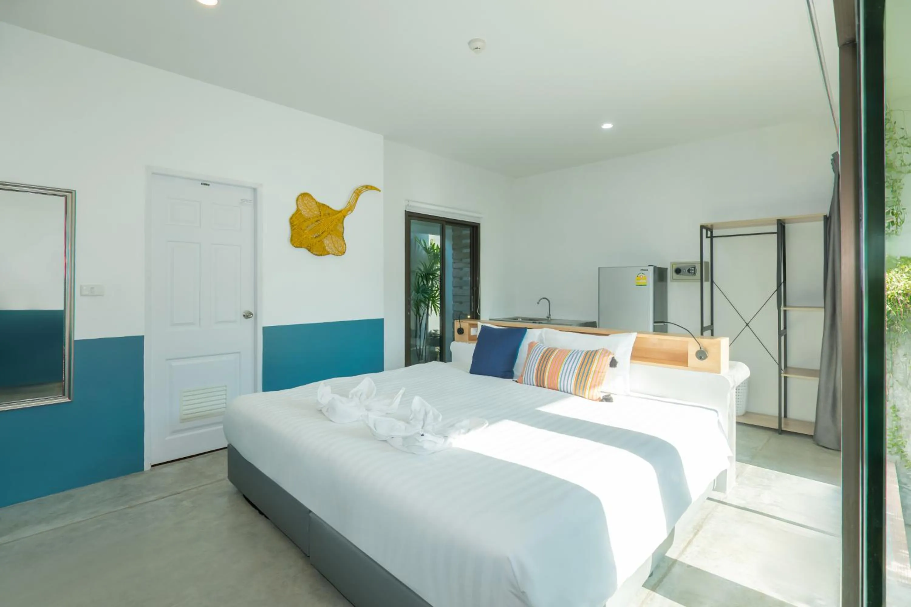 Photo of the whole room, Bed in Kraam Silhouette Hotel and Cafe Phuket- Chalong pier Hotel