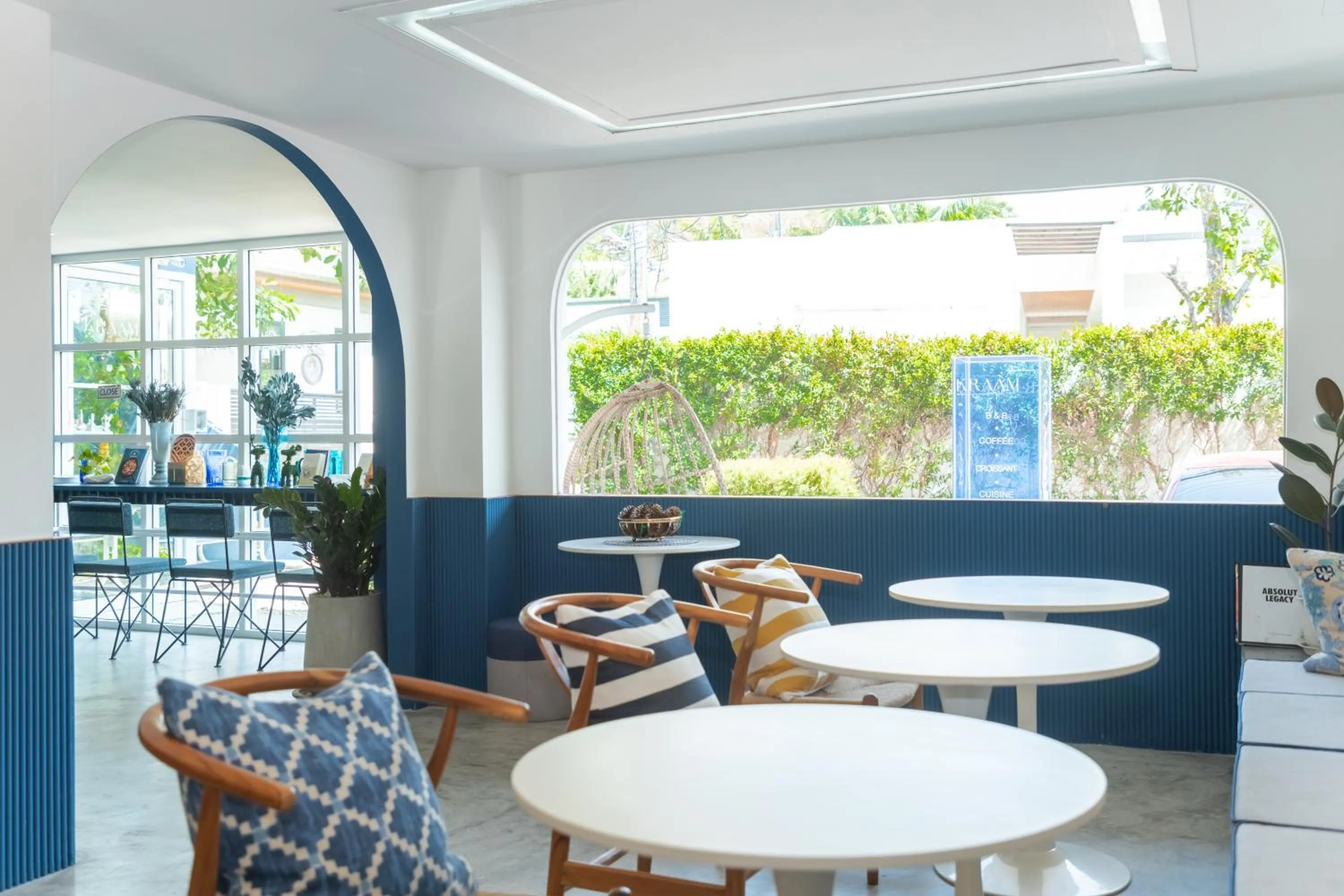 Restaurant/places to eat in Kraam Silhouette Hotel and Cafe Phuket- Chalong pier Hotel