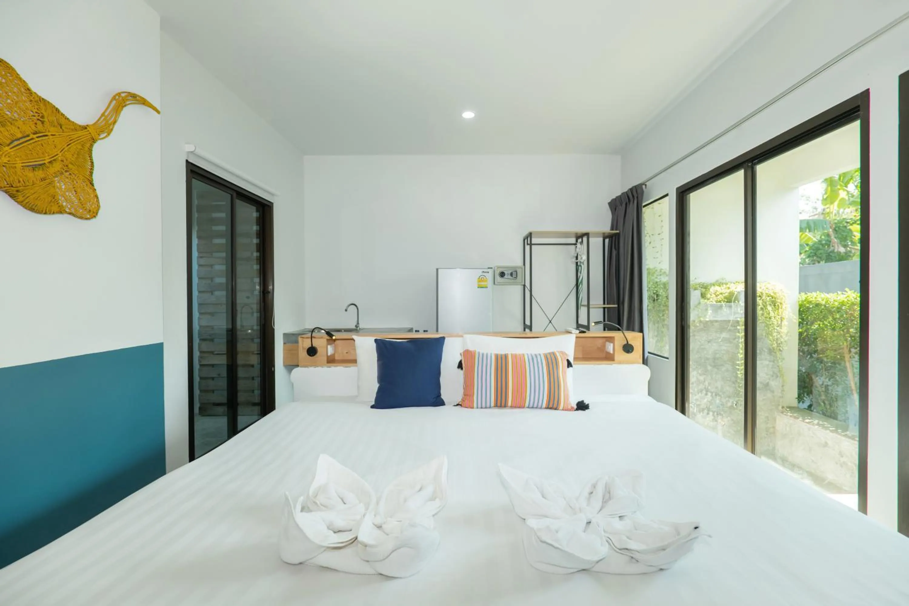 Photo of the whole room, Bed in Kraam Silhouette Hotel and Cafe Phuket- Chalong pier Hotel