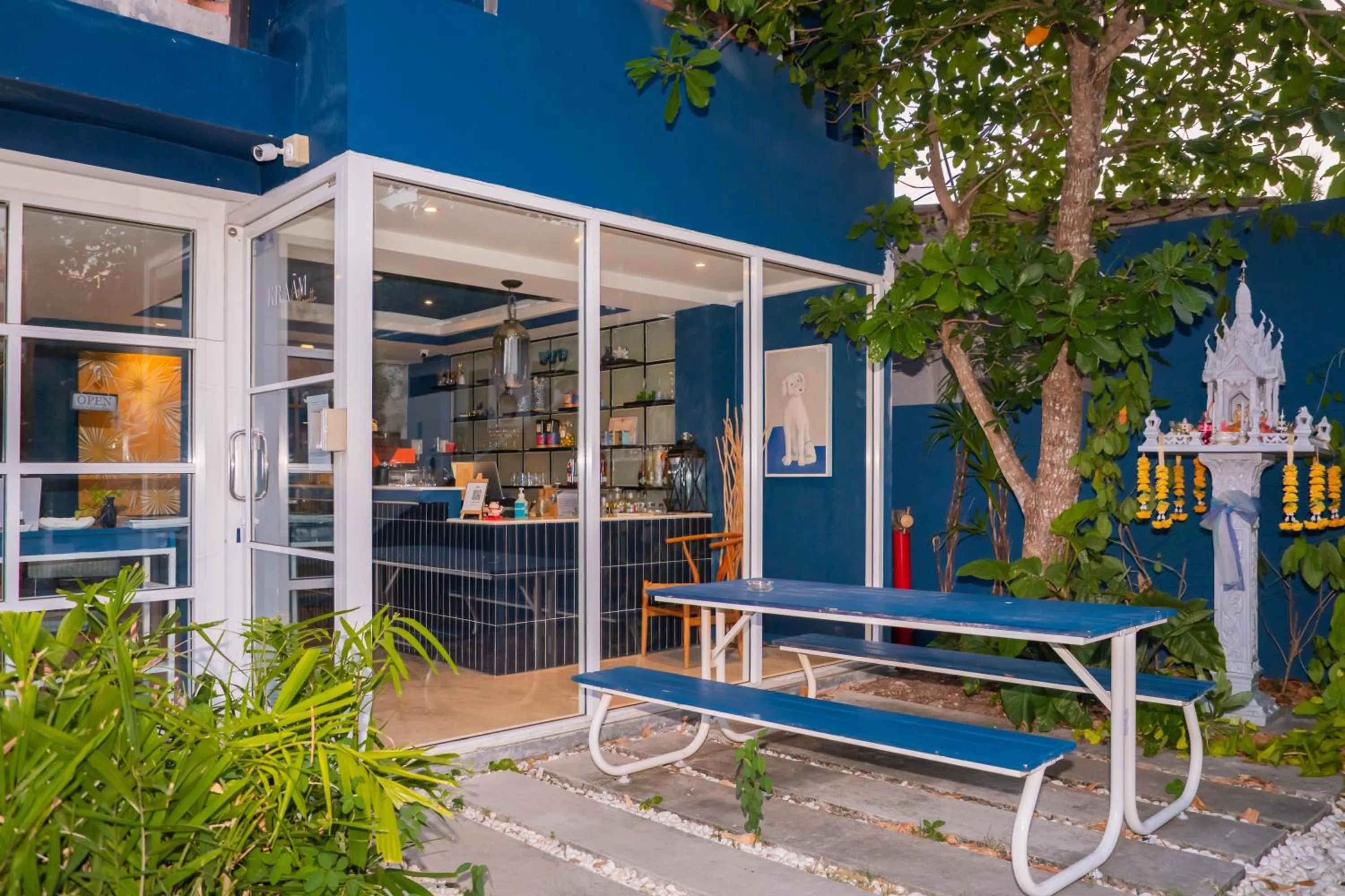 Property building in Kraam Silhouette Hotel and Cafe Phuket- Chalong pier Hotel