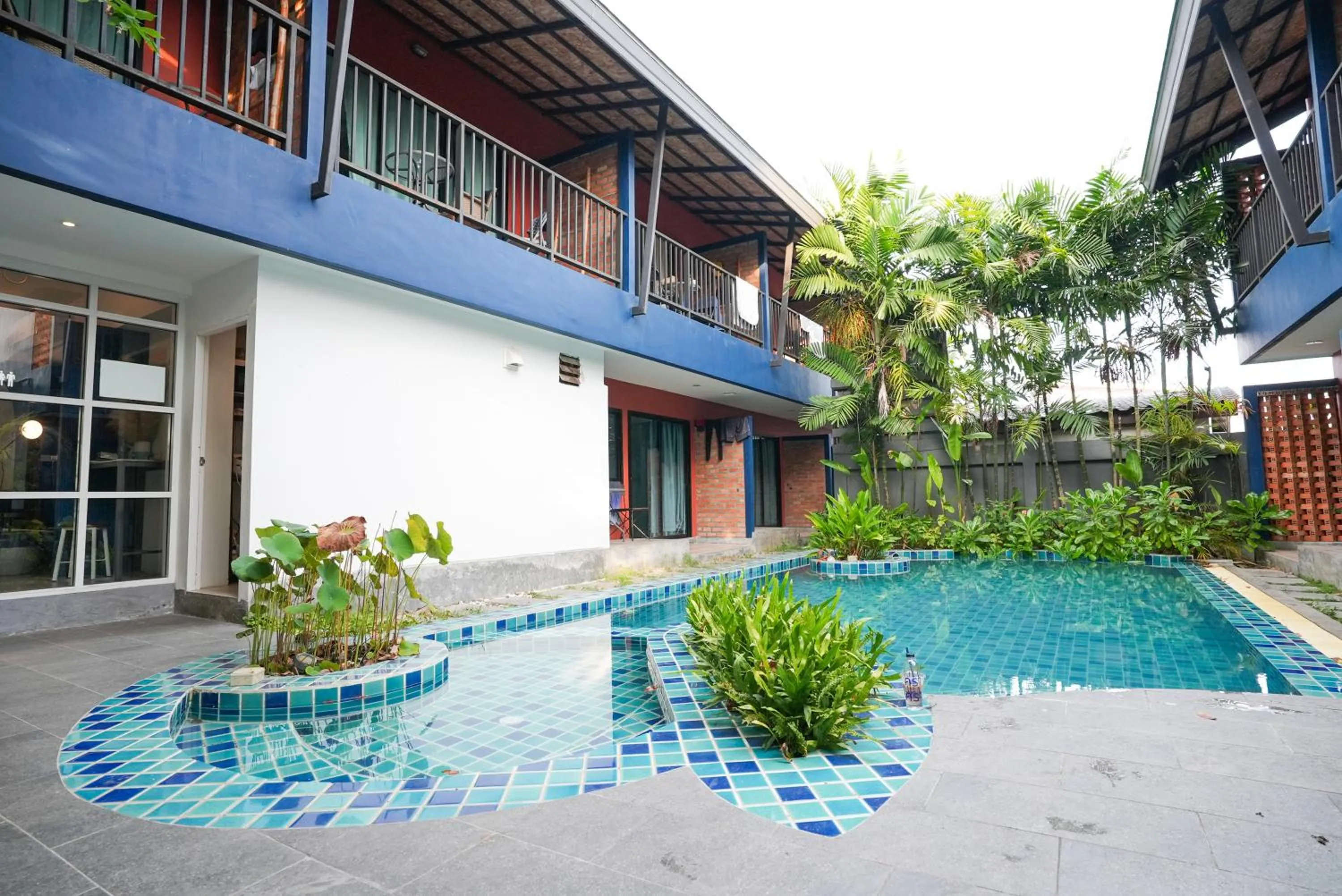 Swimming pool in Kraam Silhouette Hotel and Cafe Phuket- Chalong pier Hotel