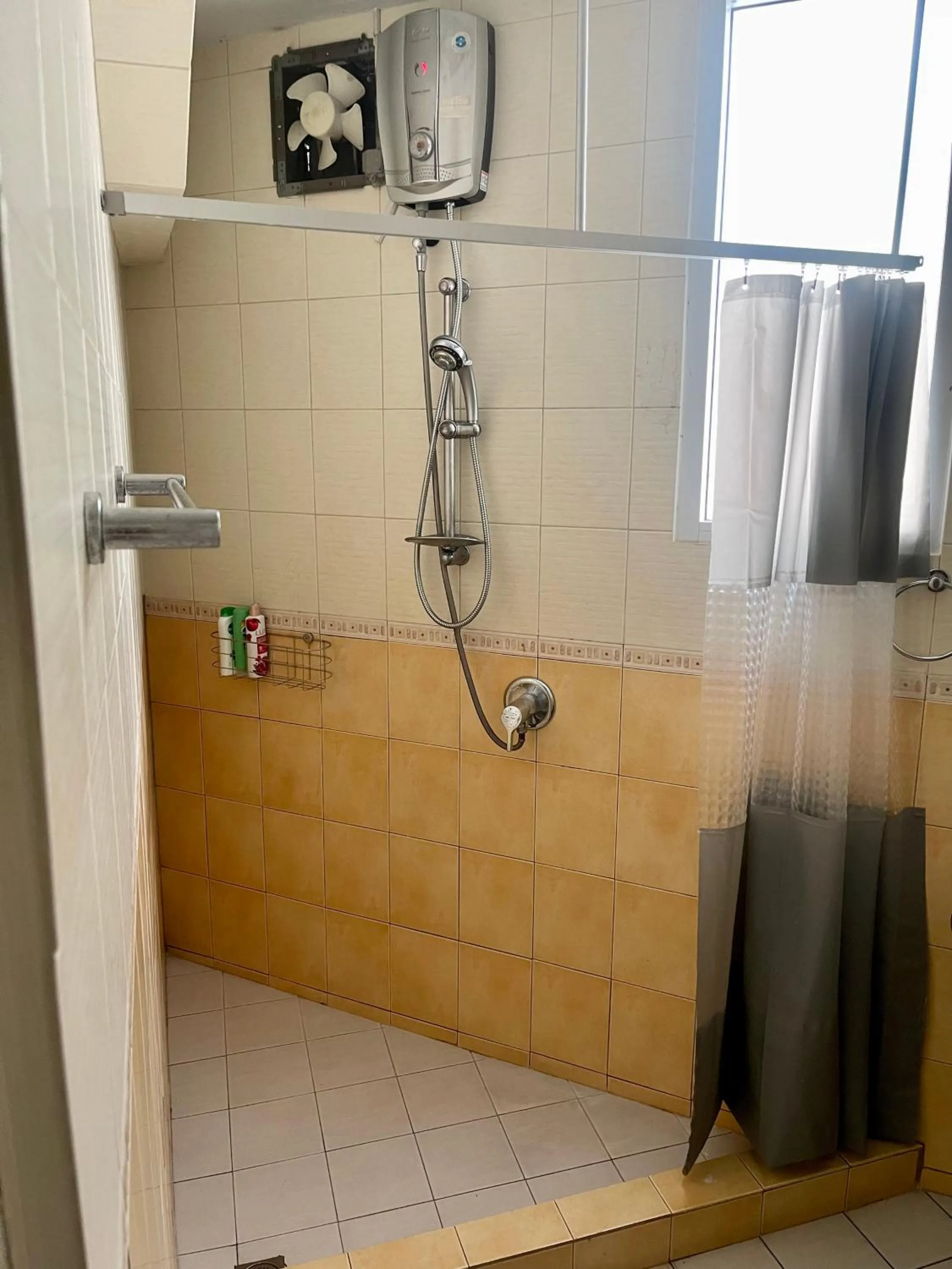 Shower in Doodle Lodge Bangkok