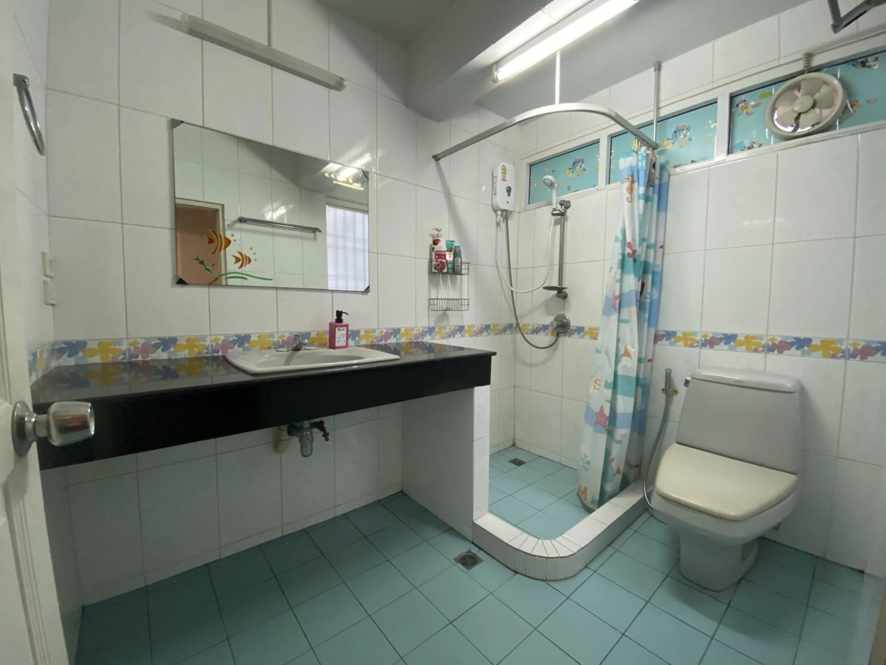 Shower in Doodle Lodge Bangkok