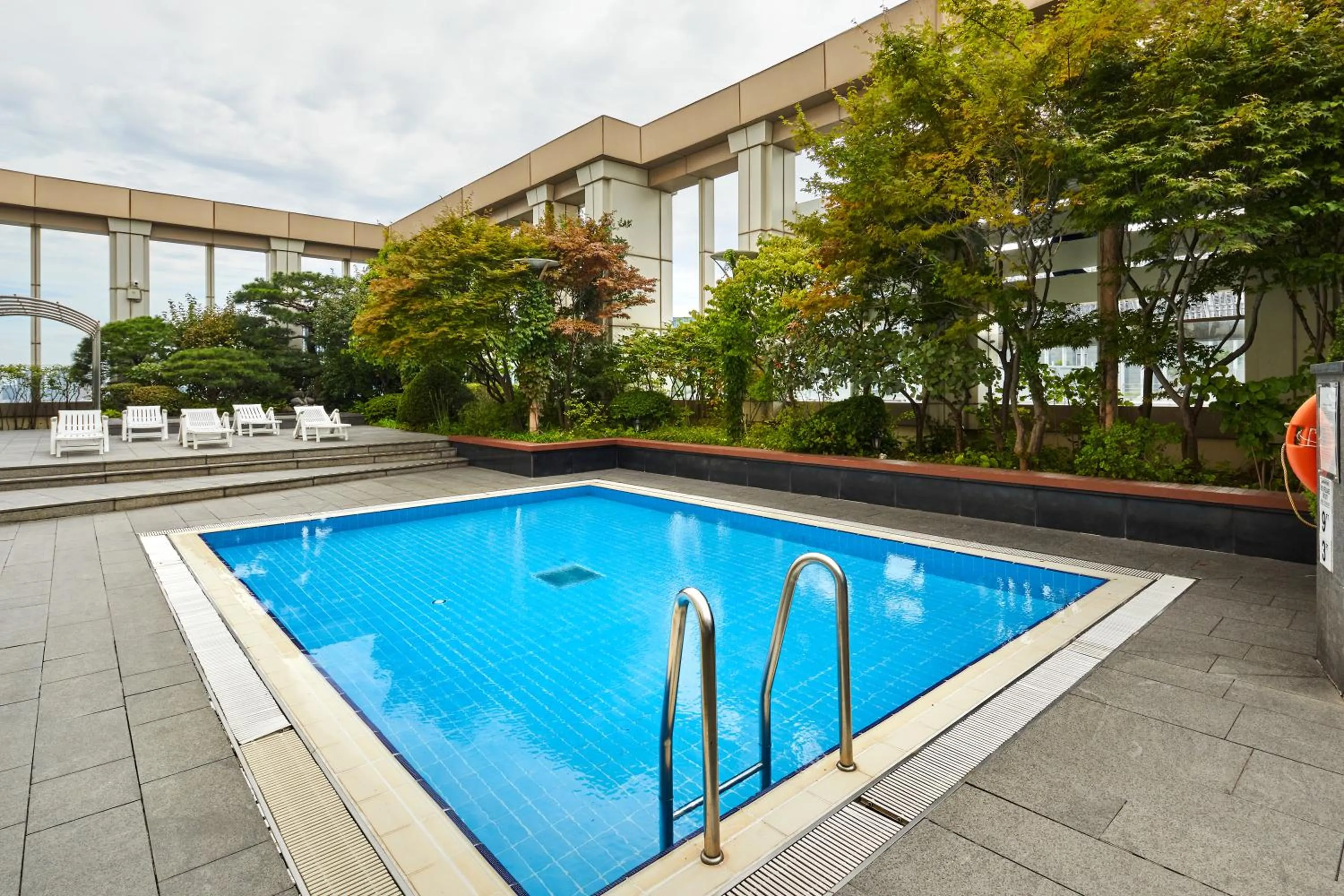 Swimming pool in Somerset Palace Seoul