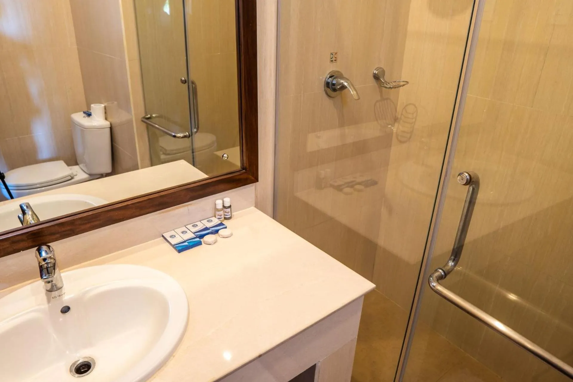 Shower in Peacock Beach Resort and Spa