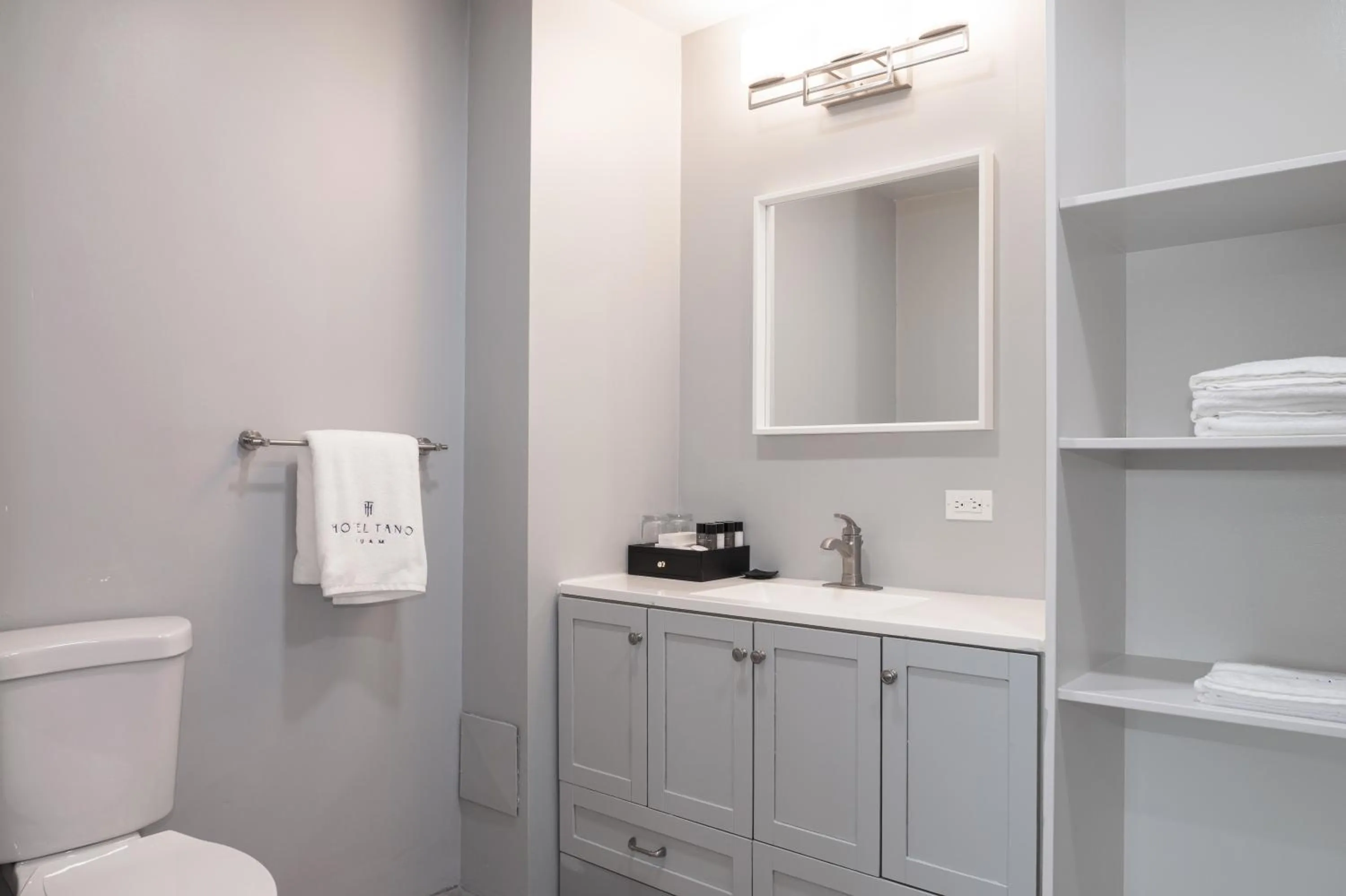 Toilet in Hotel Tano Guam