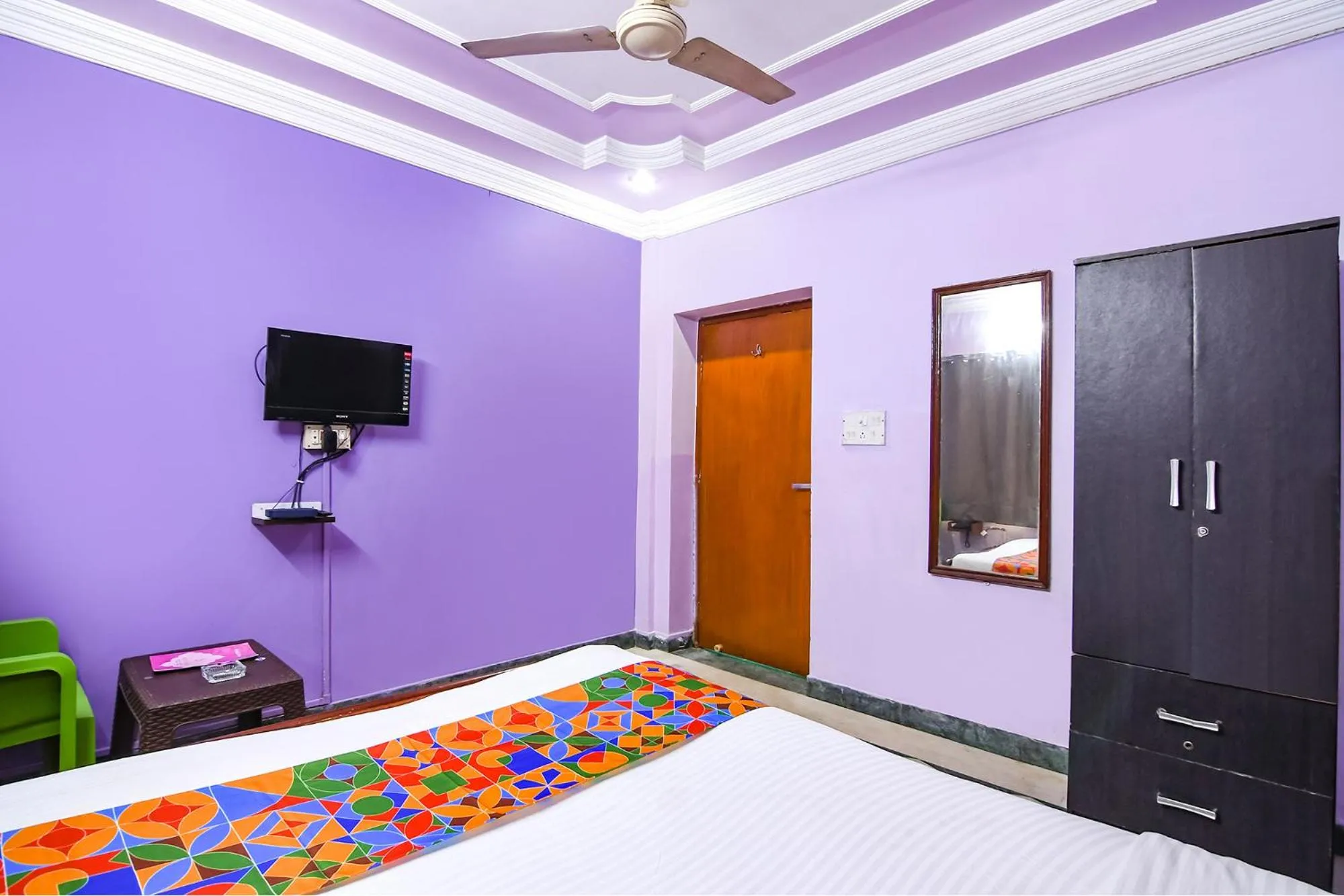 Communal lounge/ TV room in FabExpress Karunamoyee Regency