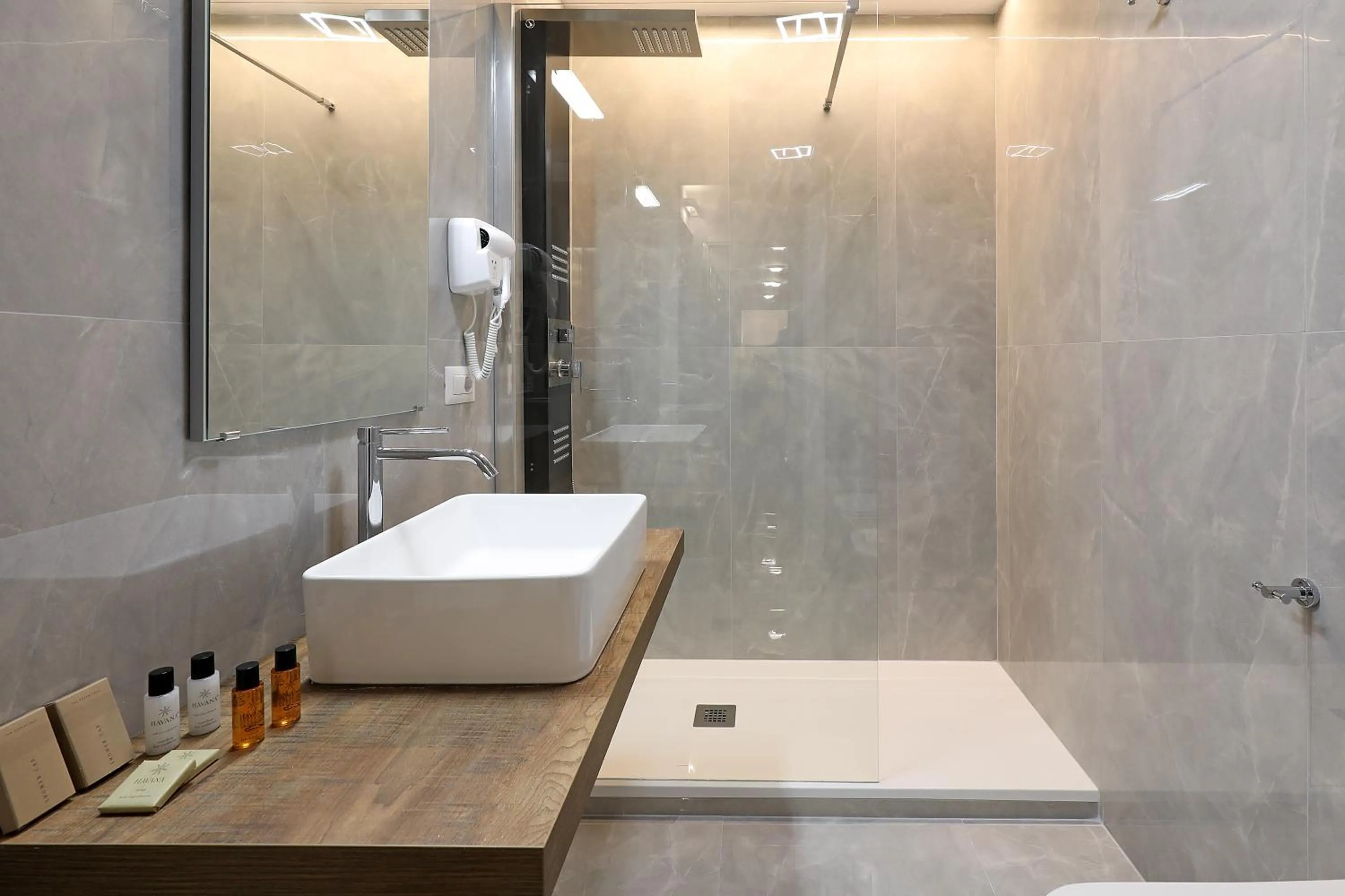Shower in Rome Plaza Suites, Luxury Collection