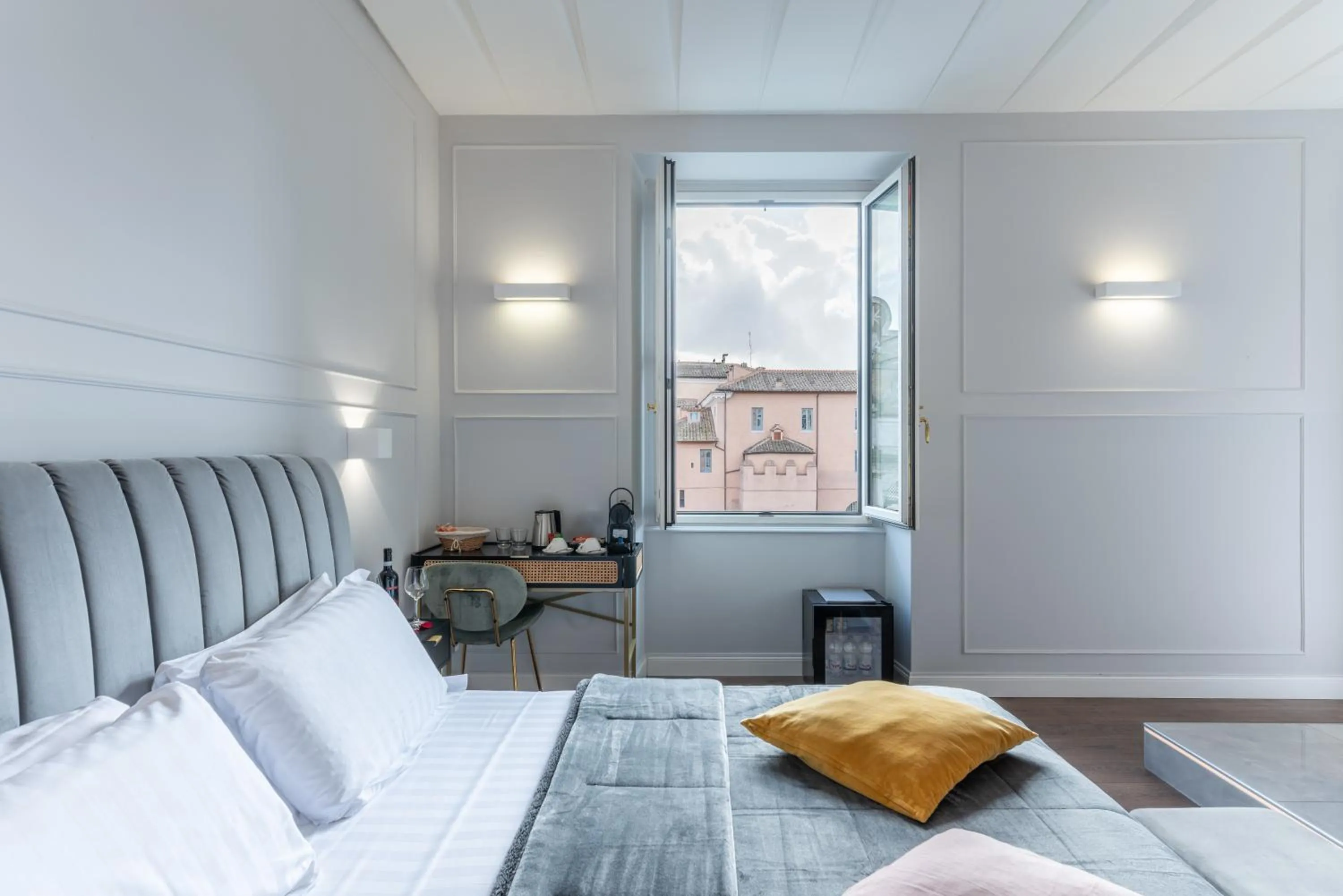 Bedroom, Bed in Rome Plaza Suites, Luxury Collection