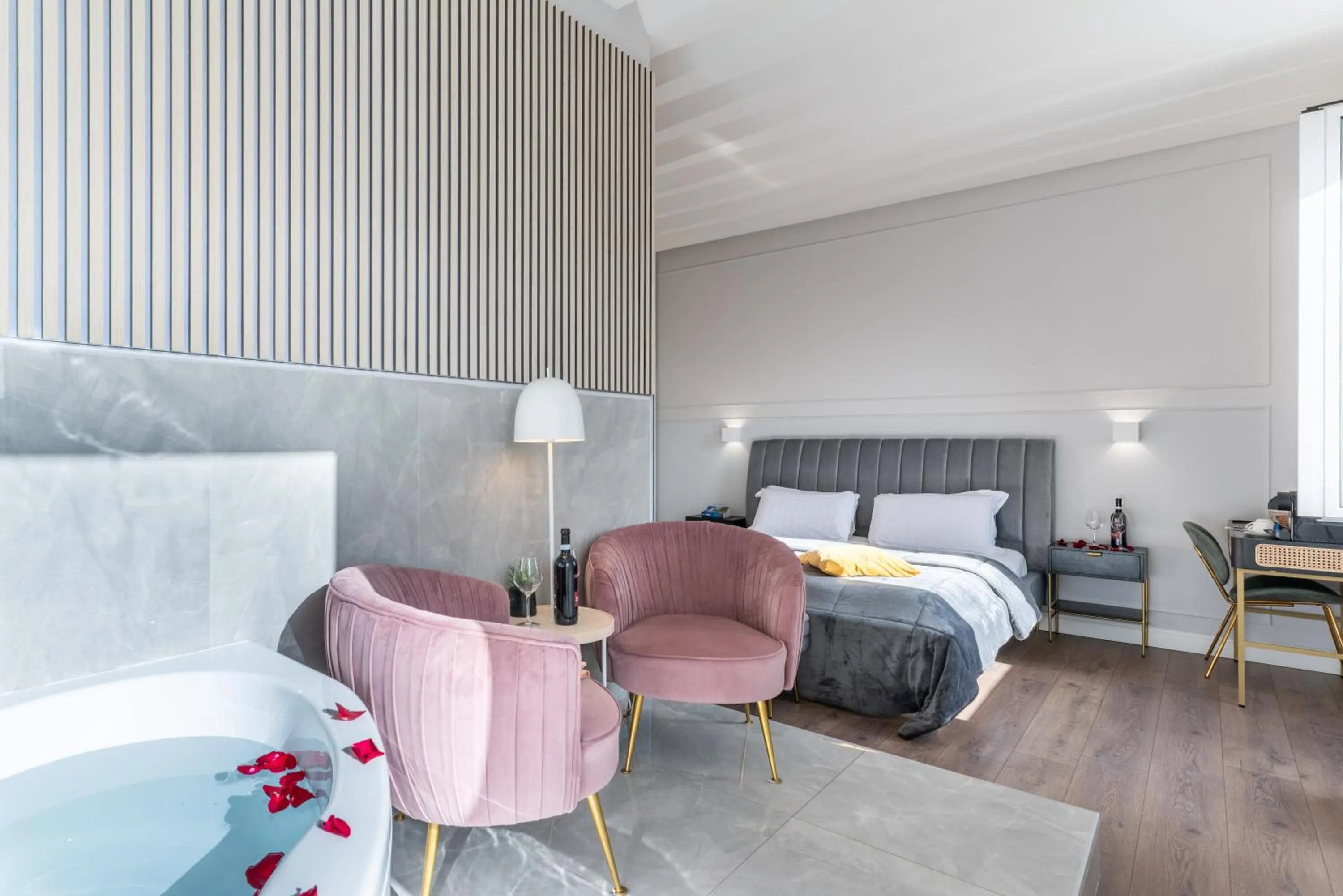 Bedroom, Bed in Rome Plaza Suites, Luxury Collection