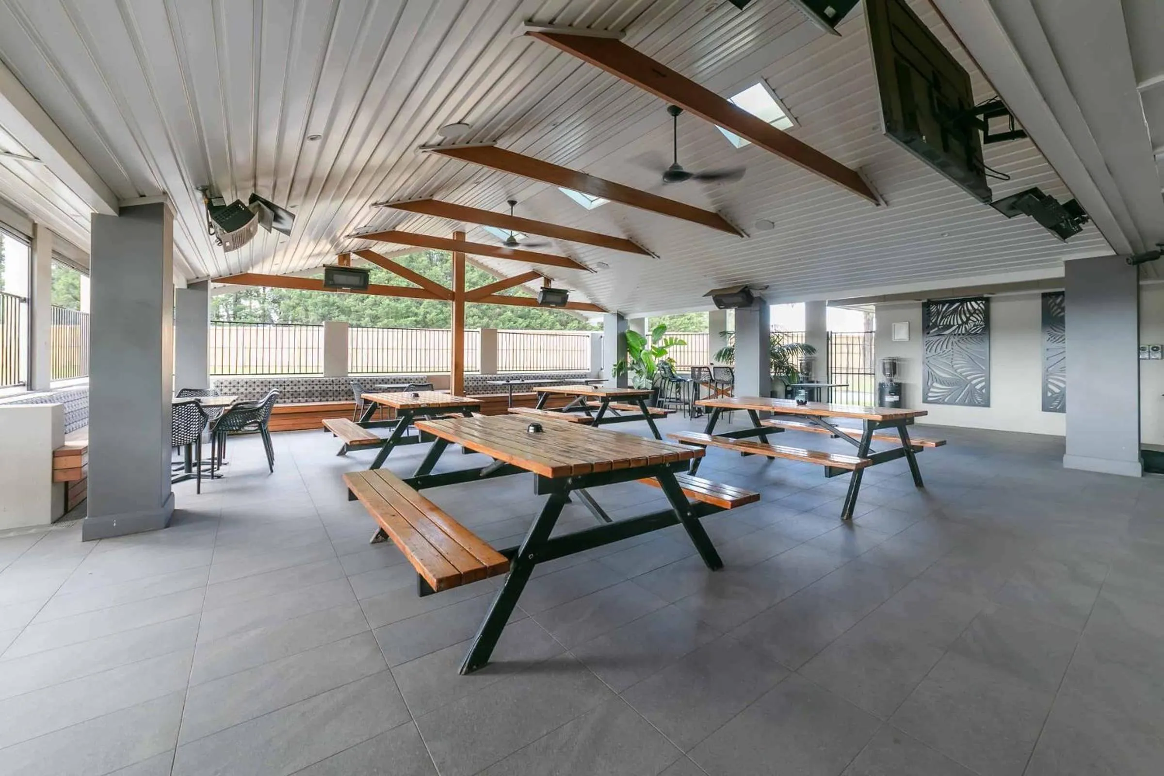 Property building in Tahmoor Inn