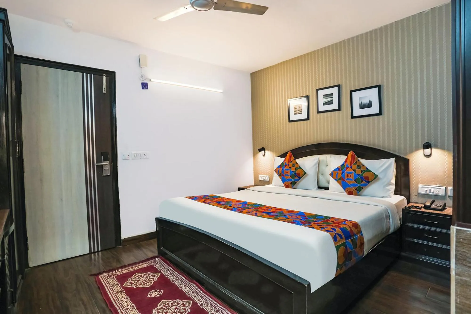 Living room, Bed in FabHotel Sentinel Suites