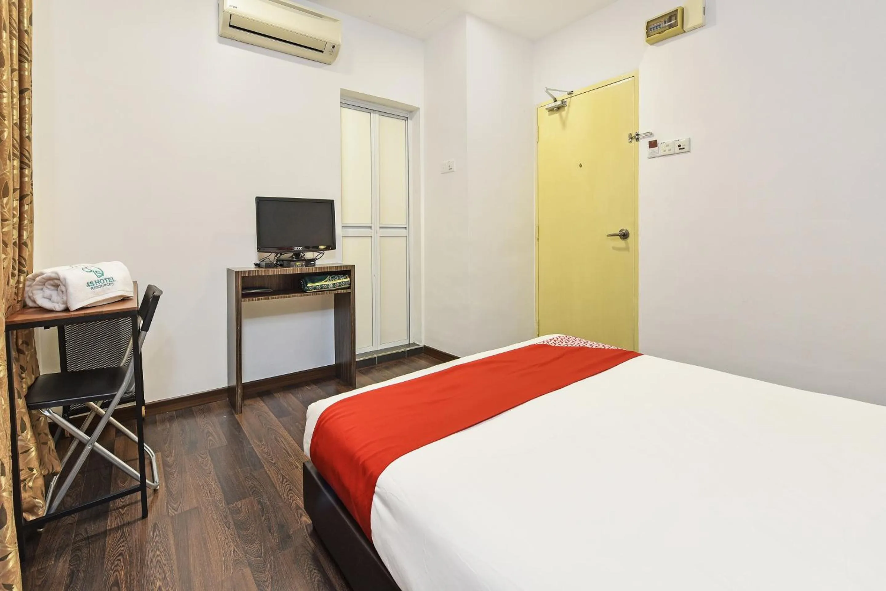 Bedroom, Bed in 4S Hotel