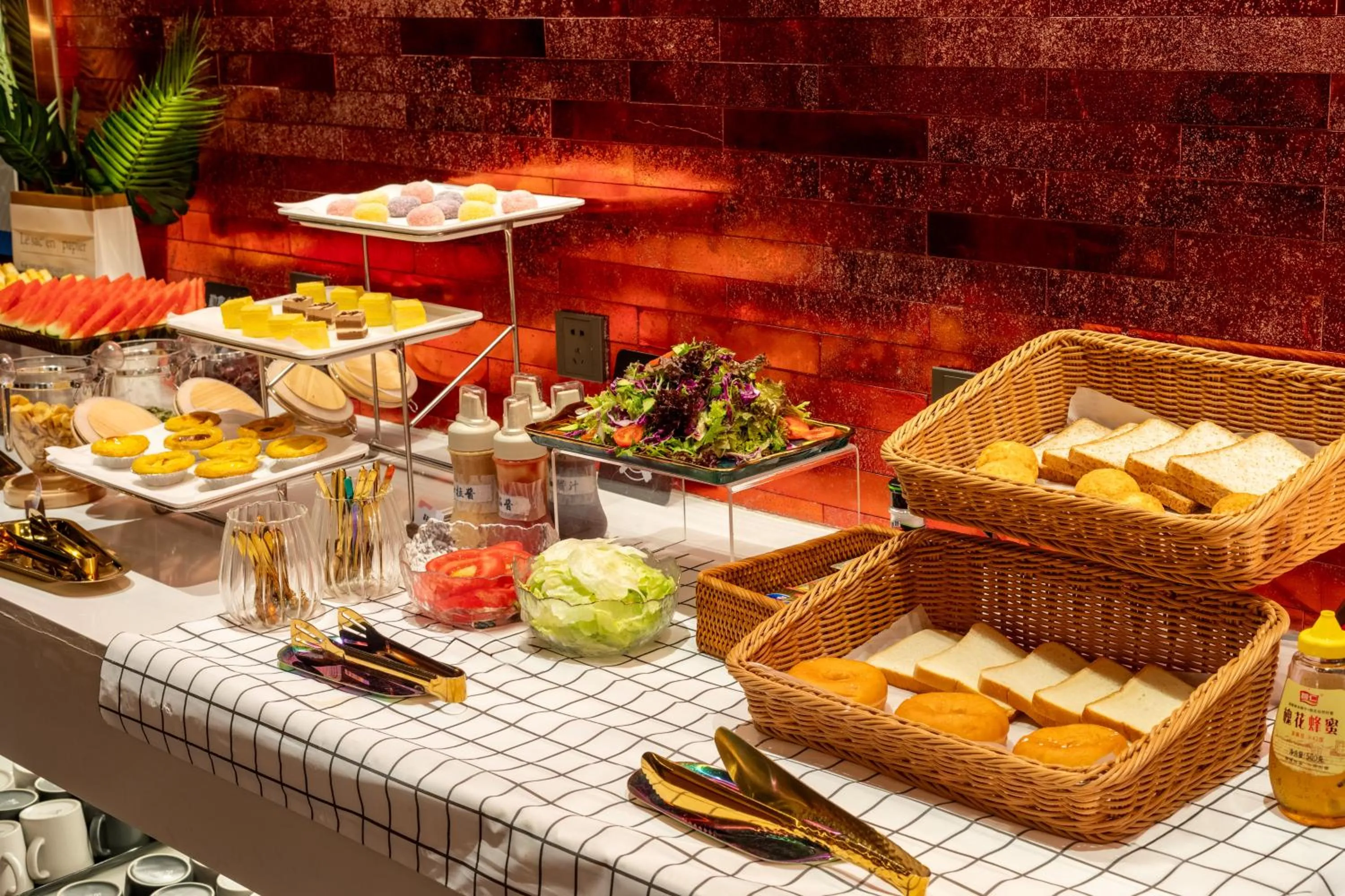 Food and drinks in Echarm PLUS International Hotel Zhujiang New Town Wuyangcun Metro Station