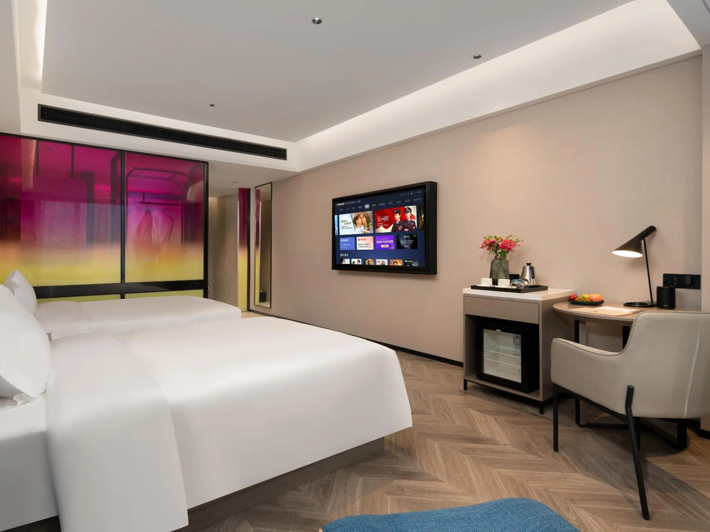 Photo of the whole room, Bed in Echarm PLUS International Hotel Zhujiang New Town Wuyangcun Metro Station