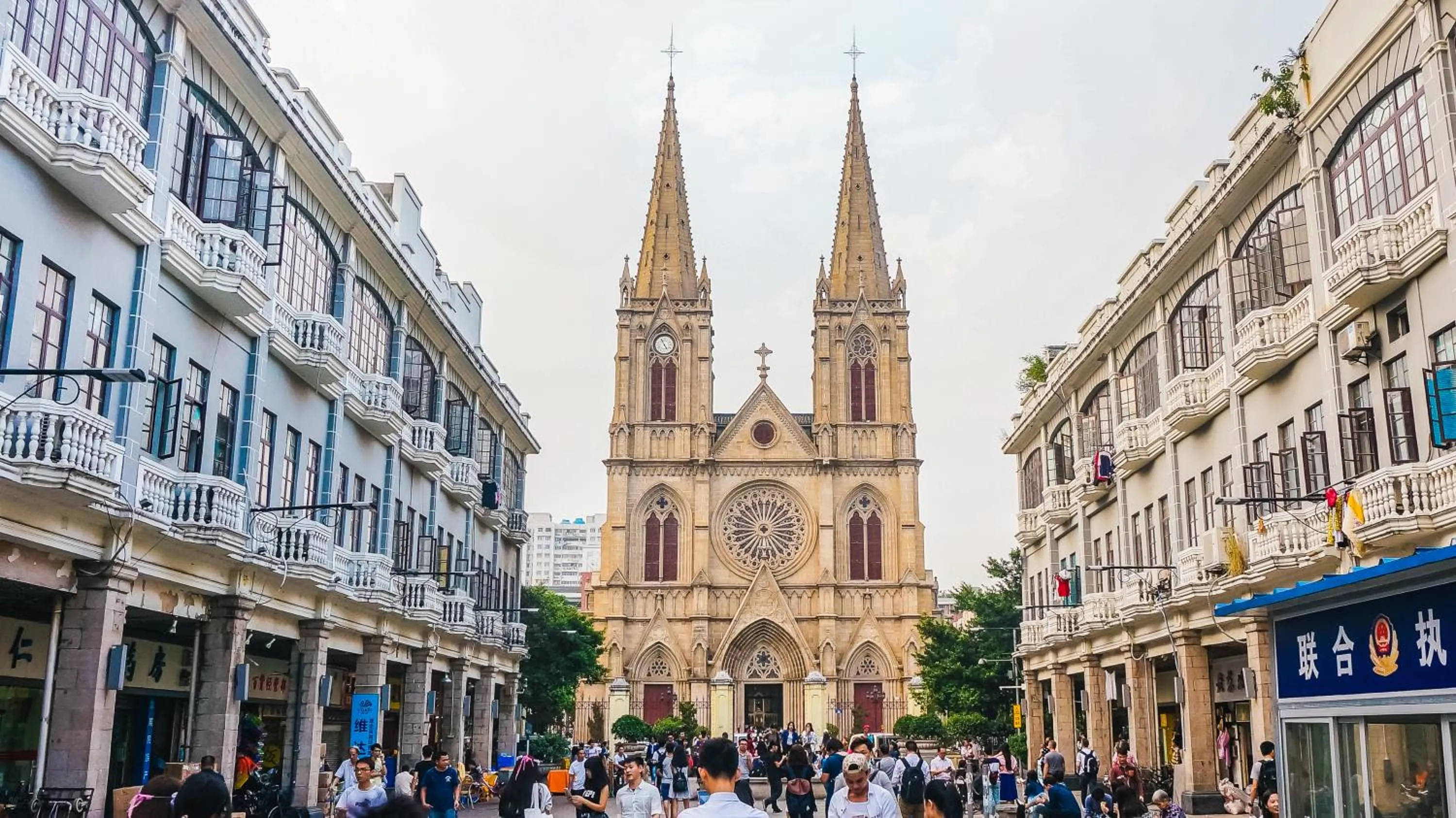 Nearby landmark in Echarm PLUS International Hotel Zhujiang New Town Wuyangcun Metro Station
