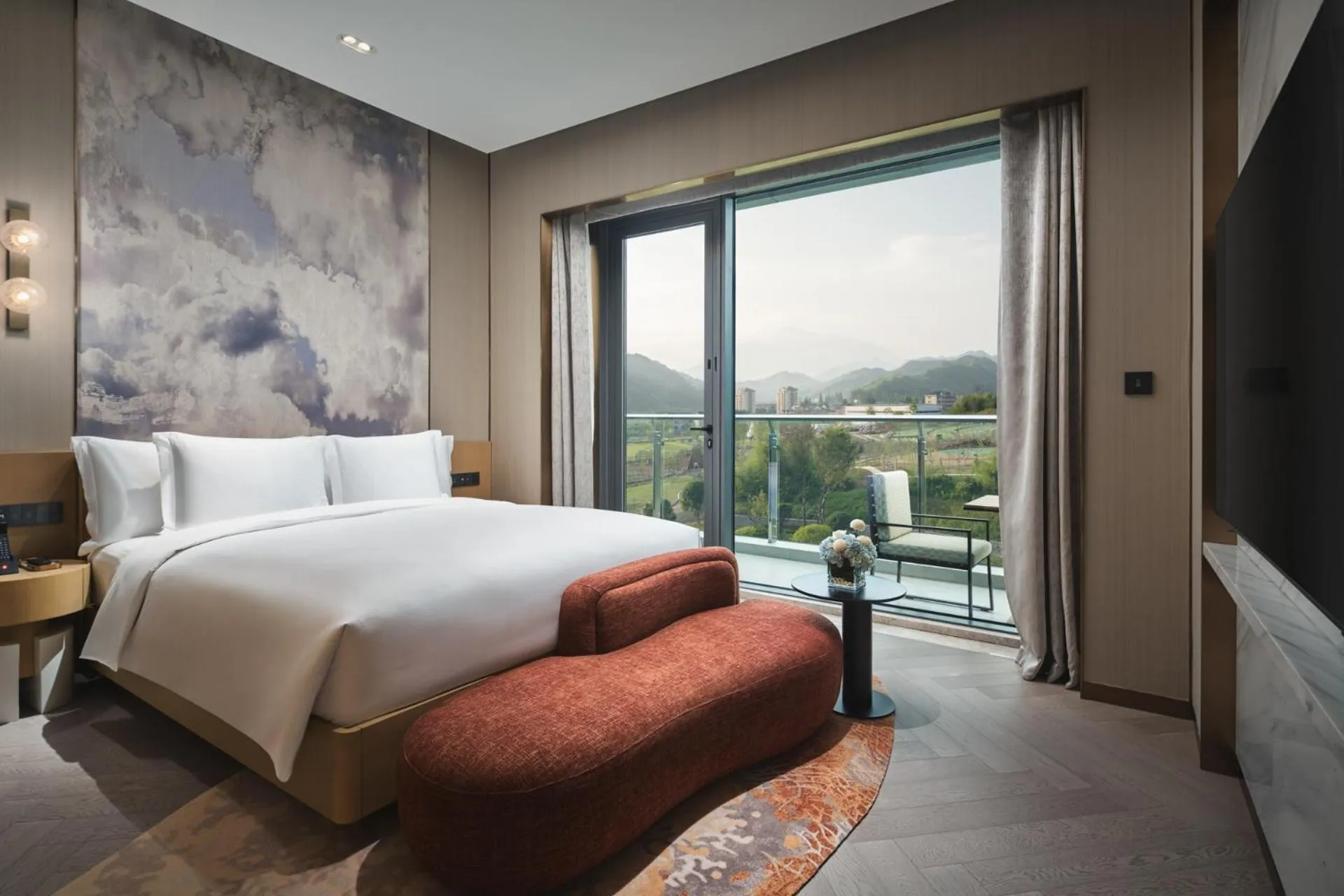 Photo of the whole room, Bed in Hotel Indigo Hangzhou Tianmushan