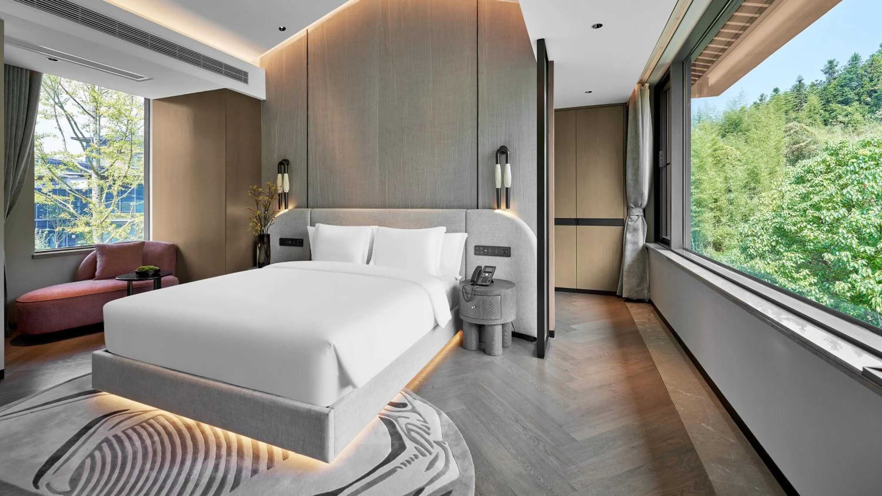 Photo of the whole room, Bed in Hotel Indigo Hangzhou Tianmushan