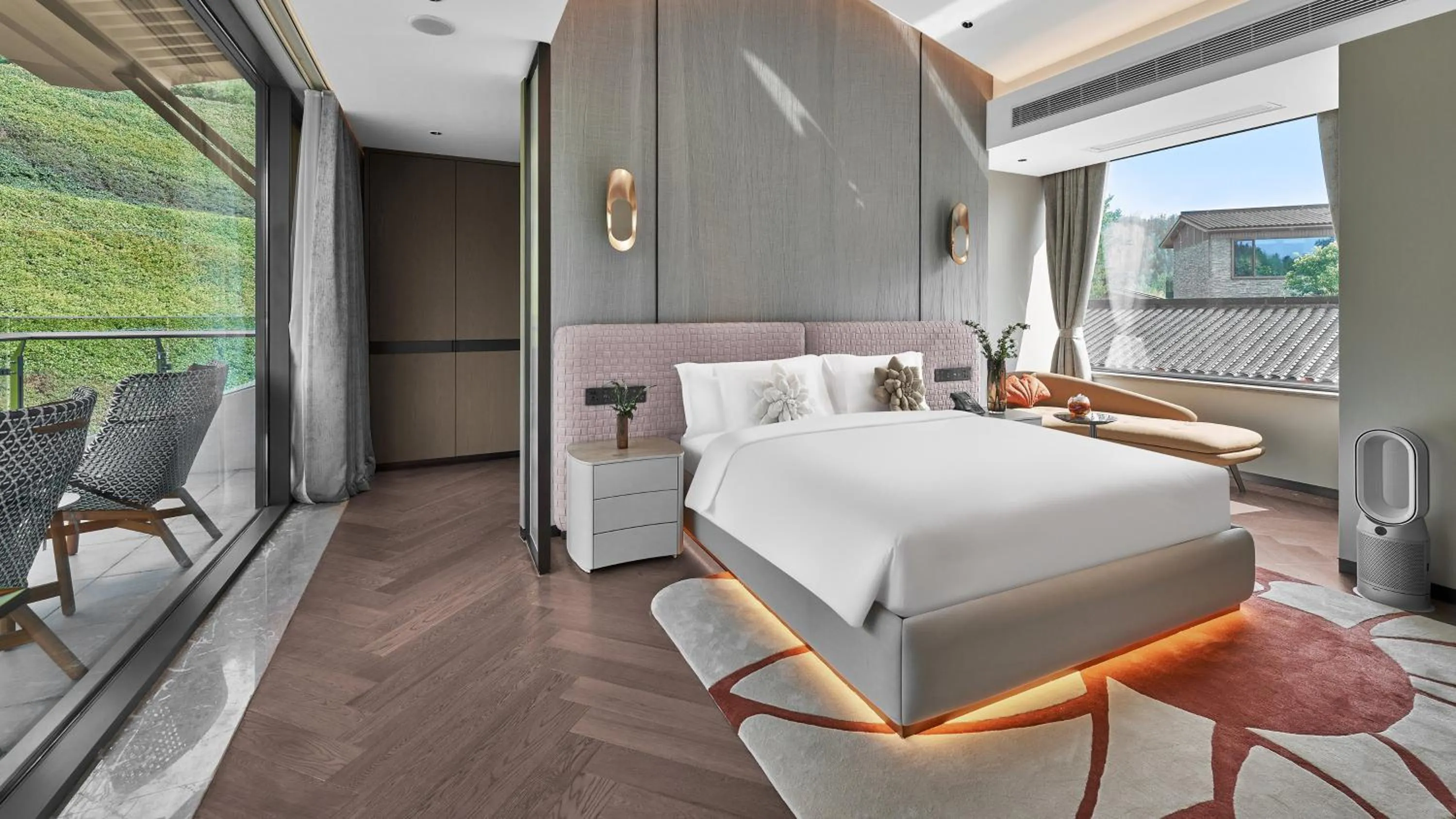 Photo of the whole room, Bed in Hotel Indigo Hangzhou Tianmushan