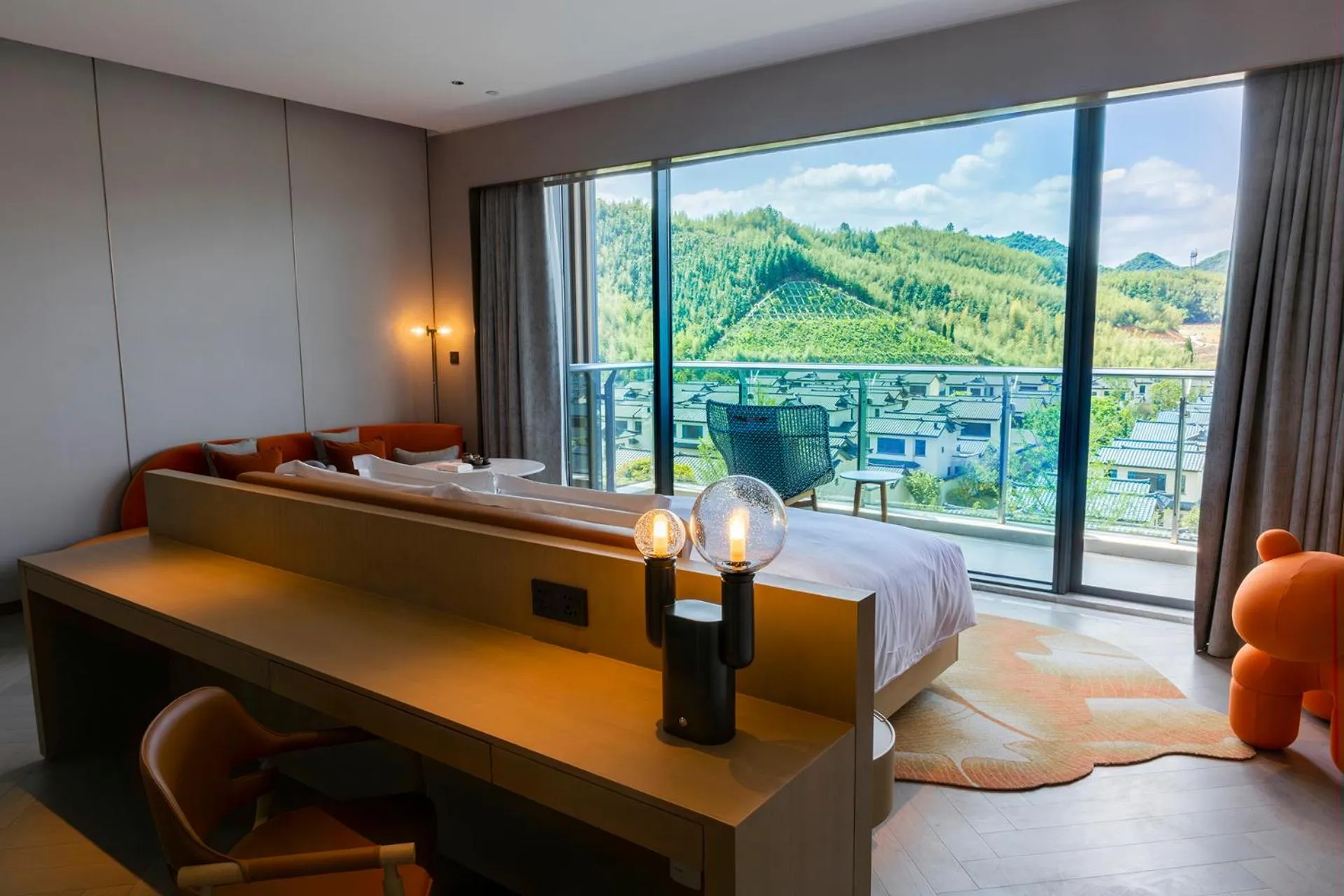 Photo of the whole room, Bed in Hotel Indigo Hangzhou Tianmushan