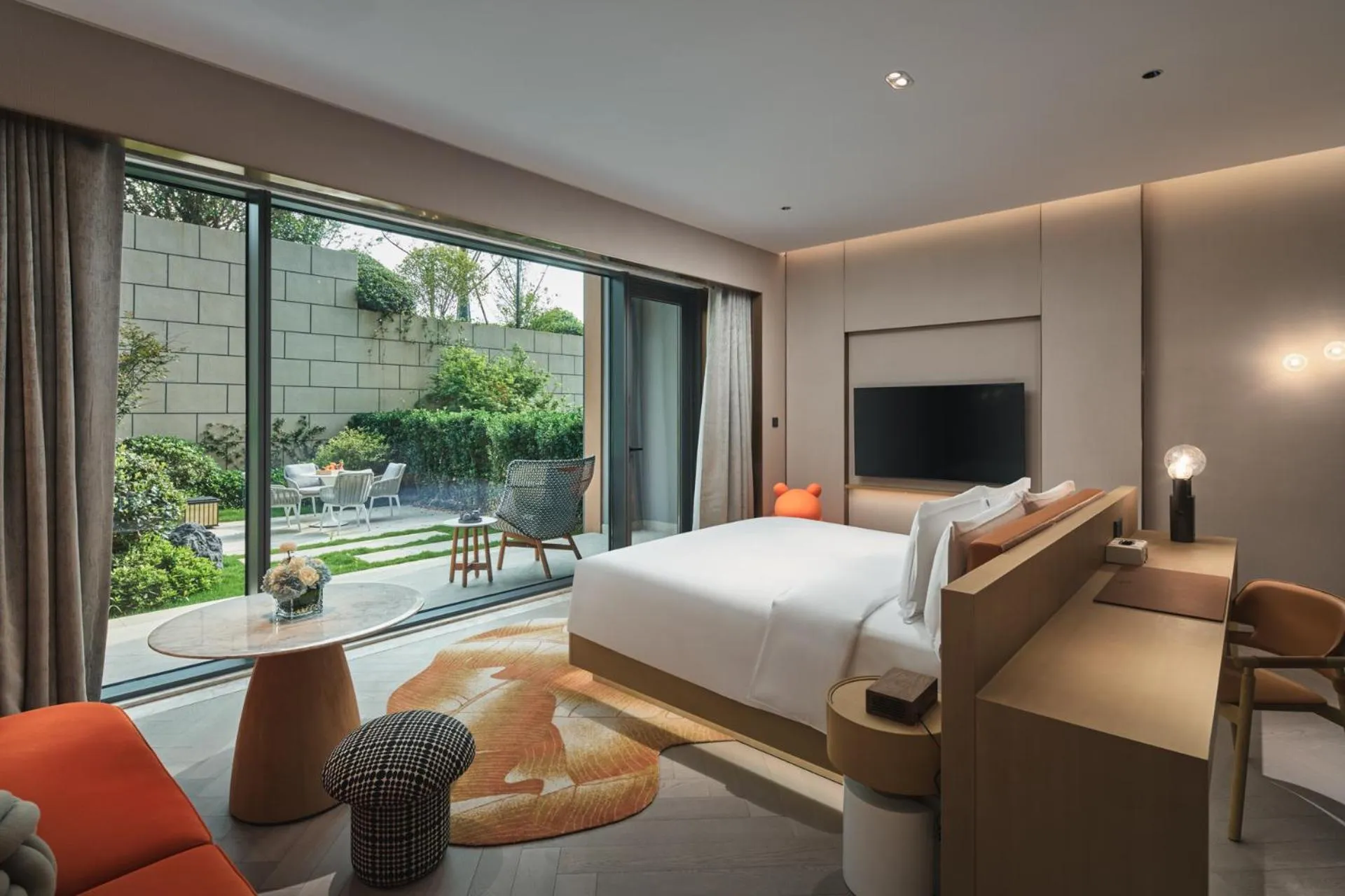 Photo of the whole room, Bed in Hotel Indigo Hangzhou Tianmushan