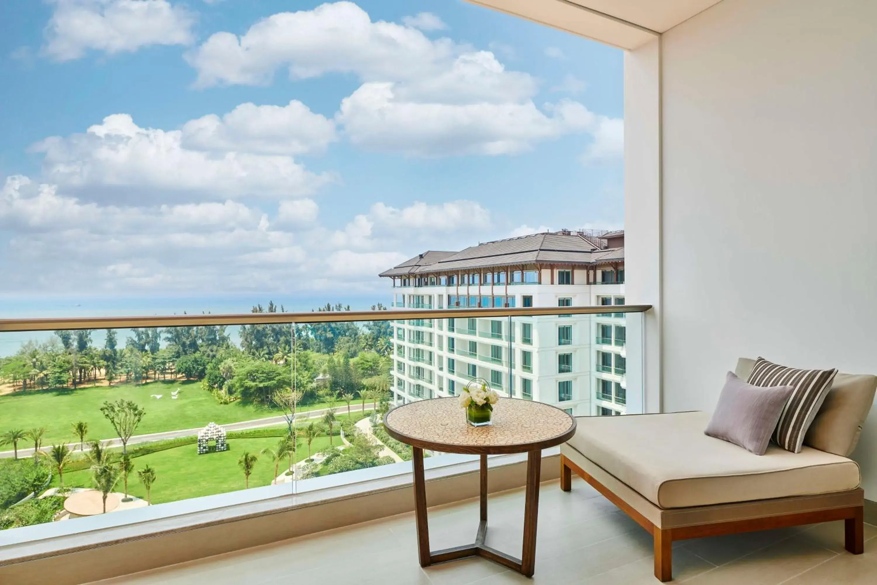 Deluxe King Room with Ocean View in The Mermoon Resort Hainan Tufu Bay, Tapestry By Hilton Deluxe King Room with Ocean View in The Mermoon Resort Hainan Tufu Bay, Tapestry By Hilton