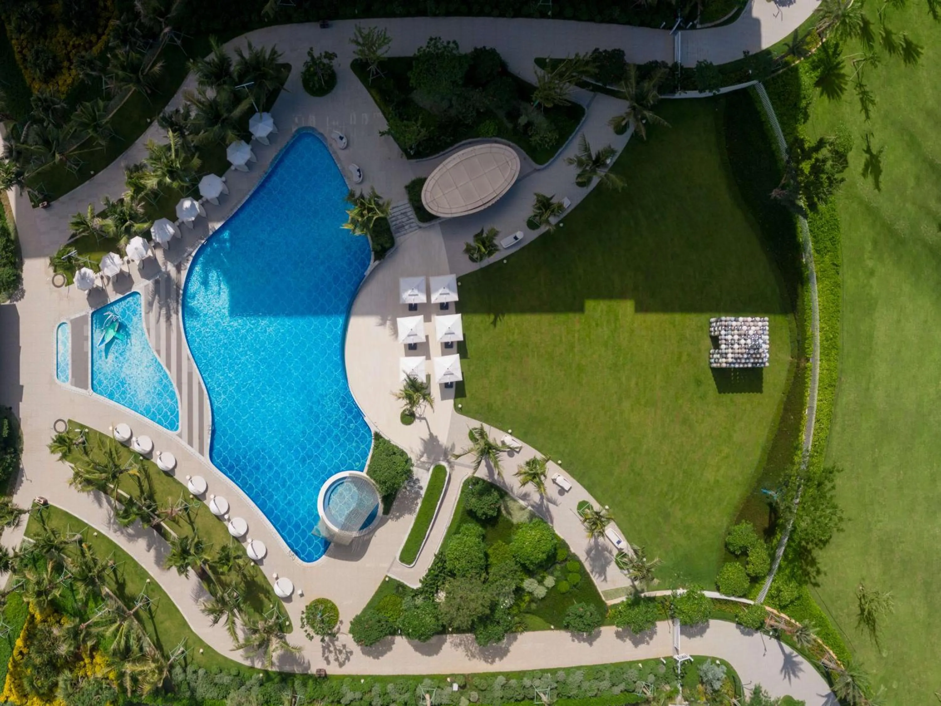 Pool view in The Mermoon Resort Hainan Tufu Bay, Tapestry By Hilton